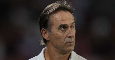 Write informative laconic excerpt under 30 words in mexican spanish for news below. Do not wrap it into quotation marks or html tags. West Ham have confirmed the appointment of Julen Lopetegui as David Moyes&apos; replacement as manager in an announcement on Thursday.Lopetegui was most recently in charge of Wolves during the 2022-23 season, while he has also had stints with the Spain national team, Porto, Real Madrid and Sevilla, where he won the Europa League in 2020.- Stream on ESPN+: LaLiga, Bundesliga, more (U.S.)Sporting CP manager Rúben Amorim was also considered for the West Ham position and held meetings with the club in London last month.However, sources told ESPN that West Ham officials were impressed with Lopetegui&apos;s previous work, while Amorim has since confirmed he will remain at Sporting.Moyes&apos; departure from the club by mutual consent was confirmed earlier in May ahead of the final two Premier League games of the season against Manchester City and Luton Town.West Ham beat Luton 3-1 but fell to City at the Etihad on the final day of the season, with the result confirming Pep Guardiola&apos;s team as champions for an unprecedented fourth successive season.Despite winning the Europa Conference League last season -- which ended the east London club&apos;s 43-year wait for a trophy -- Moyes had been under increasing pressure following a run of poor performances that culminated in a 5-0 away thrashing at the hands of Chelsea. The Scot confirmed after the final day loss to City that he has "had some things come to me already," though added he&apos;d like to spend some time with his family before returning to employment.Information from ESPN&apos;s James Olley contributed to this report. ,West Ham confirma a Julen Lopetegui como nuevo entrenador en reemplazo de David Moyes. Moyes deja el club tras una temporada difícil. Pep Guardiola y City campeones.