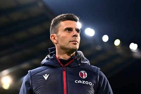 Write informative laconic excerpt under 30 words in mexican spanish for news below. Do not wrap it into quotation marks or html tags. Bologna coach Thiago Motta has opted not to renew his contract, the Serie A club said on Thursday, with the ex-Italy international set to move to Juventus, according to Italian media reports.Motta, 41, led Bologna to Champions League qualification for the first time in their history in his second season at the club, and those exploits have put him on the radar of many of Europe&apos;s top teams.- Stream on ESPN+: LaLiga, Bundesliga, more (U.S.)"This morning Thiago Motta informed the club of his intention not to renew his contract with Bologna FC 1909," Bologna said in a statement."Having taken note of the decision, the club thanks the coach for his extraordinary work and wishes him the best of luck for the rest of his career."Motta is expected to move to Juventus, replacing Massimiliano Allegri, who was sacked last week after his behaviour during and after the Coppa Italia final win over Atalanta was deemed "incompatible with the values of Juventus" by the Turin-based club.Bologna and Juventus drew 3-3 on Monday, with Paolo Montero taking charge after Allegri&apos;s sacking. Motta&apos;s side are third in the standings, ahead of Juventus on goal difference going into the final weekend of the season.Motta won over Bologna fans with results and his brand of possession-based football, using an advanced press and building from the back, after much initial scepticism when he replaced Sinisa Mihajlovic in September, 2022.His first managerial role at Genoa ended after just two months, and he then guided Spezia to Serie A survival in his one season in charge. At Bologna, Motta failed to win any of his first four games, but led them to a ninth-place finish last season.Bologna have been this season&apos;s surprise package, losing five games compared to 12 defeats last season, while Juventus again failed in their Scudetto bid having challenged Inter Milan in the first half of the season.Their title bid faltered and their last 16 league games brought just two wins. Their last game of the season is at home to Monza on Saturday, while Bologna play away at Genoa on Friday. ,El entrenador de Bologna, Thiago Motta, no renovará su contrato y se rumorea su llegada a Juventus tras los éxitos en Champions League.