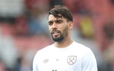 Write informative laconic excerpt under 30 words in mexican spanish for news below. Do not wrap it into quotation marks or html tags. West Ham midfielder Lucas Paquetá has been charged by England&apos;s Football Association (FA) with breaches of betting rules.The FA charges state that Paqueta tried to "influence the progress, conduct, or any other aspect of, or occurrence in these matches by intentionally seeking to receive a card from the referee for the improper purpose of affecting the betting market in order for one or more persons to profit from betting." ,El mediocampista del West Ham, Lucas Paquetá, ha sido acusado por la Asociación de Fútbol de Inglaterra de violar reglas de apuestas.