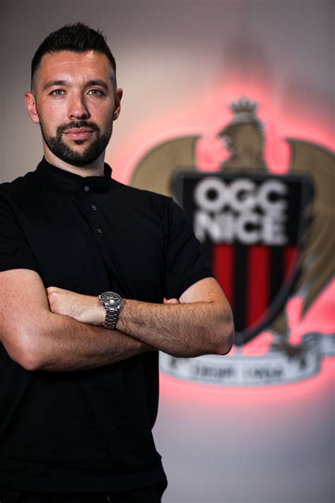 Write informative laconic excerpt under 30 words in mexican spanish for news below. Do not wrap it into quotation marks or html tags. Ajax confirmed the appointment of Francesco Farioli as their new head coach on a three-year contract on Thursday.Farioli will officially take over from John van &apos;t Schip on June 11 following his departure from Nice.- Stream on ESPN+: LaLiga, Bundesliga, more (U.S.)The Eredivisie side have agreed a reported €1 million ($1.08m) fee with Nice for Farioli to be released from his contract, which was due to end in June 2025."I am delighted to be here in Amsterdam, and together with the other staff members, we will dedicate ourselves wholeheartedly," Farioli said in the team&apos;s statement. "We want to reconnect with the DNA of the club, aiming to bring new energy with a positive way of working and thinking."I&apos;m aware that there is a lot of work to do, but we have already begun preparing. We don&apos;t want to waste any time getting ready for the new season and bringing Ajax back to where it belongs."The Italian manager, who is Ajax&apos;s first foreign coach since Dane Morten Olsen in 1999, recently completed his first full season at Nice and guided the team to a fifth-place finish in Ligue 1.Farioli had previously held jobs at Turkish clubs Fatih Karagumruk and Alanyaspor before joining Nice at the start of the 2023-24 season.He inherits an Ajax side that finished fifth in the Eredivisie -- their lowest finish since the 1999-2000 season."Francesco is a coach who is passionately engaged in his profession, thinks everything through to the smallest detail, and can effectively convey his thoughts to his team," Ajax technical director Alex Kroes said. "We became very enthusiastic through the conversations we had with him, but also through the information we had gathered about him beforehand."Everything indicates that Francesco is an intelligent man who can interact well with people, which is also a very important part of the job. All in all, we are convinced that he fits in well at Ajax." ,Ajax confirma a Francesco Farioli como nuevo entrenador en un contrato de tres años. Después de dejar el Nice, se unirá al Ajax el 11 de junio.