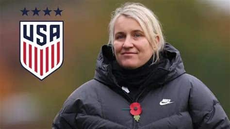 Write informative laconic excerpt under 30 words in mexican spanish for news below. Do not wrap it into quotation marks or html tags. NEW YORK -- Emma Hayes has finally arrived, and the United States women&apos;s national team&apos;s new head coach faces a formidable task: She has two months to prepare the team to win an Olympic gold medal. Winning, as she knows, is the longtime standard for the USWNT.But on Thursday, during a small media roundtable that included ESPN at the National Women&apos;s Soccer League&apos;s offices in Manhattan, Hayes stressed the importance of processes and performances."If we can perform at our best level, then we have a chance of doing things," Hayes said. "But we&apos;ve got work to do. The realities are that the world game is where it is, and the rest of the world do not fear the USA in the way that they once did and that&apos;s valid."It&apos;s our job to grasp quite quickly what we need to do to get close again to those levels."Hayes was critical of the USWNT as an analyst during last summer&apos;s World Cup and said it would be difficult for the team to return to the top. The USWNT won back-to-back World Cups in 2015 and 2019, and four of the first eight editions of the tournament. At the 2023 World Cup, however, the Americans only narrowly got out of the group. Winning an Olympic gold medal for the first time since 2012 will be a tall order."Tell me a coach that isn&apos;t critical? Tell me a coach that doesn&apos;t want more?" Hayes said on Thursday. "I think what we saw last summer is how that gap has been closed. It doesn&apos;t necessarily need a statement from me; that&apos;s clear for everyone to see."I don&apos;t always view them as a negative thing. I think sometimes you need something like that in life to serve as a reminder. I say all the time, &apos;What got you here won&apos;t get you there.&apos;"Hayes arrived in New York on Wednesday. She will meet with her coaching staff on Saturday in Denver, Colorado, to review plans, and players will begin arriving for training camp on Monday, thus ending the longest wait for a head coach in USWNT history.Hayes was hired by U.S. Soccer in November to become the highest-paid women&apos;s coach in the world, but the federation agreed to allow her to finish the European season with Chelsea, the club she built into one of the best in the world over the past 12 years.She guided Chelsea to a fifth straight Women&apos;s Super League title in dramatic fashion on Saturday, edging out Manchester City on goal difference on the league&apos;s final day.Twila Kilgore has served as interim USWNT coach since late August, working with Hayes since her hiring to implement the ideas that the new coach wants to see. Kilgore visited Hayes in England, in addition to numerous phone conversations.All the tactical lessons and player evaluations have been in place for a long time, Hayes said on Thursday. She already has her schedules made for meetings and training sessions in June and July."There hasn&apos;t been radio silence since [I was hired]," Hayes said. "I feel like I&apos;ve been able to quietly get to know the job without being in the job, and I think that&apos;s really helped."Now, she needs to meet the players and understand who they are as people, and to build trust. Hayes stressed human interaction as one of the most important parts of coaching."I need to see it, feel it, be around it, get a sense of where the tactical understanding of everyone is at," Hayes said. "And then between now and late June [when she picks the Olympic roster], looking at that group plus a wider group, plus the NWSL, and then determine which players are going to make an 18-player roster."Injuries create additional, immediate challenges for Hayes.Longtime starting goalkeeper Alyssa Naeher will not be with the team after suffering a thigh injury in a recent NWSL game and was left off Hayes&apos; first U.S. roster.Veteran striker Alex Morgan has been sidelined for the past month with an ankle injury, while Jaedyn Shaw recently picked up a knock during a National Women&apos;s Soccer League game. Starting center-backs Naomi Girma and Tierna Davidson have also struggled with injuries over the past month.All four of those players are on the roster that will assemble next week for two games against South Korea -- the final two matches before Hayes names her Olympic roster."This is liberating for me," Hayes said on Thursday. "I feel re-energized, excited, and hopefully the experiences I&apos;ve learned in the 12, 14 years I&apos;ve been out of the country, I can sort of bring the best version of myself to the job that requires it. I&apos;m relaxed about it, but I&apos;m also really excited."The U.S. team won four of the first five editions of the Olympic women&apos;s soccer tournament, but failed to win a medal for the first time in 2016 before returning to the podium at Tokyo 2020 where they took bronze. ,La nueva entrenadora de la selección femenil de EE. UU., Emma Hayes, se enfrenta al desafío de preparar al equipo para ganar la medalla de oro olímpica en dos meses.