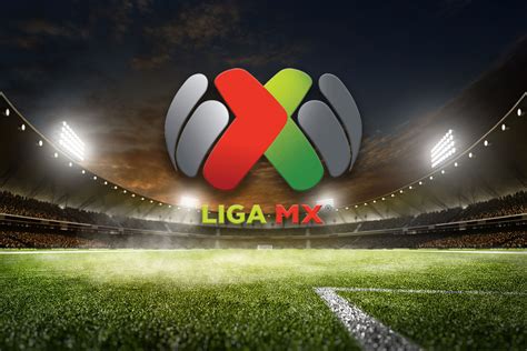 Write informative laconic excerpt under 30 words in mexican spanish for news below. Do not wrap it into quotation marks or html tags. Club América president Santiago Baños has opened up the possibility of playing Liga MX home games in the United States while his team&apos;s Estadio Azteca venue is undergoing renovations for the 2026 World Cup.Club América are set to share Mexico City&apos;s Estadio Ciudad de los Deportes with crosstown rivals and fellow 2024 Clausura finalists Cruz Azul for the 2024-25 season, but are also looking into the potential of home games across Mexico and north of the border.- Stream on ESPN+: LaLiga, Bundesliga, NWSL more (U.S.)"We&apos;re not closed off to viewing the possibility of playing home games in the United States," Baños said.Baños cited an antitrust lawsuit filed against U.S. Soccer and FIFA over the world governing body&apos;s policy of not permitting a country to host league matches involving teams from other countries.The lawsuit, which was filed by by New York&apos;s Relevent Sports after it was prevented from hosting a LaLiga match and an Ecuadorian league match in the U.S., was allowed to go forward by the Supreme Court in April.FIFA recently withdrew from the case and announced last week that it was working on a panel that would advise alterations to rules for "out-of-territory" matches."With the case [involving Relevent Sports] that has ended, it seems that the possibility has been opened that other teams can play in the United States and it would be impressive to see America playing at home there, in any of the states where we have many followers," Baños added.LaLiga president Javier Tebas said in April that LaLiga was hopeful of playing games in the U.S."I don&apos;t know when, but this time LaLiga will play official games abroad. I think it could be from the 2025-26 season," Tebas told Expansión."An official game in the United States would strengthen our position in the North American market, which is the second [biggest] for LaLiga after Spain."Other really competitive leagues are coming, so we can&apos;t always do the same thing. They would jump ahead of us."After facing Cruz Azul in the Estadio Ciudad de los Deportes on Thursday for the first leg of the Liga MX final, Club América will close out the championship series at home in the Estadio Azteca on Sunday ,Presidente del Club América, Santiago Baños, considera jugar partidos en Estados Unidos durante renovaciones del Estadio Azteca para el Mundial 2026. ¿Y Liga MX en el extranjero?