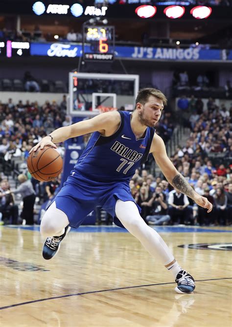 Write informative laconic excerpt under 30 words in mexican spanish for news below. Do not wrap it into quotation marks or html tags. Luka Doncic es considerado uno de los mejores jugadores de la NBA en el Fantasy Basketball. Doncic tuvo una destacada temporada 2020-2021, promediando 27.7 puntos, 8.6 asistencias y 8.0 rebotes por partido. A pesar de su baja efectividad en tiros libres, su habilidad y versatilidad lo convierten en un jugador muy valioso en el fantasy.,Luka Doncic, destacado en Fantasy Basketball con promedio de 27.7 puntos, 8.6 asistencias y 8.0 rebotes por partido en la temporada 2020-2021.