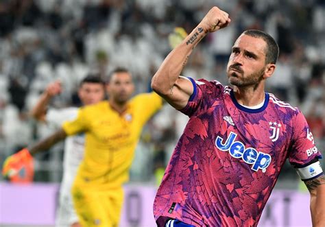 Write informative laconic excerpt under 30 words in mexican spanish for news below. Do not wrap it into quotation marks or html tags. Juventus legend Leonardo Bonucci has retired at the age of 37, the veteran defender confirmed on Wednesday.Bonucci spent 12 seasons at Juventus, with spells at AC Milan, Treviso, Pisa, Bari, and Union Berlin, before he finished his career with a short stint at Fenerbahçe last season.- Stream on ESPN+: LaLiga, Bundesliga, more (U.S.) However, it was his time in Turin where he had the biggest impact, winning 19 trophies including five Serie A titles."A player who formed an enormous part of our recent history has decided to leave the world of football," Juventus said in a statement."Leonardo Bonucci has decided to retire form football, an announcement that touches us deeply, because Leo has his name etched into the Juventus archives: 502 matches played in the black and white jersey, with eight league titles, four Italian Cups and five Italian Super Cups."A pillar and one of the &apos;B&apos;s&apos; of the BBC [with Andrea Barzagli and Giorgio Chiellini,] a defensive trio that has written so many legendary pages, Bonucci shared 12 seasons with us."We said goodbye last September, but the thread that binds us cannot be broken. Not even now that Leo has decided to embark on a new chapter in his life, for which we wish him only the best."Bonucci won 121 caps for Italy and played in the 2010 and 2014 World Cups. He also competed in three European Championship tournaments including Euro 2020, which Italy won. ,El legendario defensor de la Juventus, Leonardo Bonucci, se retira a los 37 años tras 12 temporadas con el club y múltiples títulos.