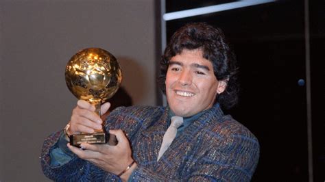 Write informative laconic excerpt under 30 words in mexican spanish for news below. Do not wrap it into quotation marks or html tags. A French court ruled the auction of a trophy awarded to the late Diego Maradona after the 1986 World Cup can go ahead as planned despite opposition from his heirs, their lawyer told The Associated Press on Thursday.Maradona&apos;s heirs tried to stop the auction of the Golden Ball trophy he received for being the best player of the 1986 World Cup by starting an urgent judicial procedure. Lawyer Gilles Moreu told The AP the court&apos;s ruling "was not favorable to the heirs of Diego Maradona."- Stream on ESPN+: LaLiga, Bundesliga, more (U.S.) - Hamilton: How Maradona&apos;s &apos;Hand of God&apos; shirt got to auctionThe trophy is set to be auctioned next Thursday in Paris by the Aguttes auction house.The Golden Ball was missing for decades after it disappeared in uncertain circumstances and only recently resurfaced. Maradona&apos;s heirs say the trophy was stolen and claimed the current owner wasn&apos;t entitled to sell it.Aguttes said the trophy reappeared in 2016 among other lots that were acquired from a private collection at auction in Paris.Moreu said the president of the Nanterre court outside Paris considered the current owner of the trophy, identified as Mr. Benchaieb, "should be considered as acting in good faith."Benchaieb and Aguttes claimed that when he bought the trophy years ago he was not aware it had been stolen.Maradona received the award in 1986 at a ceremony at the Lido cabaret on the Champs-Élysées. It subsequently disappeared, giving rise to rumours.Some say it was lost during a poker game or sold to pay off debts. Others say Maradona stored it in a safe in a Naples bank that was robbed by local gangsters in 1989 when he played in the Italian league. Maradona&apos;s heirs believe it was stolen from the bank.Moreu added he and his clients were "both surprised and saddened" by the ruling."We intend to use all available means of recourse between now and June 6," he said.Maradona, who died in 2020 at age 60, captained Argentina in its 3-2 win over West Germany in the 1986 final in Mexico City. In a quarterfinal win over England he scored the "Hand of God" goal and the "Goal of the Century."Aguttes said it expects the trophy "to fetch millions due to its uniqueness."Bidders will be asked to make a deposit of €150,000 ($161,000) to participate in the auction.The Hand of God goal came when Maradona punched the ball into England&apos;s net.Four minutes later, he weaved through England&apos;s midfield and defense and past goalkeeper Peter Shilton for what FIFA later declared the greatest goal in World Cup history. ,Subasta de trofeo de Maradona. Corte francesa permite el remate del Balón de Oro del Mundial 1986 pese a objeciones de sus herederos. Subasta en París.