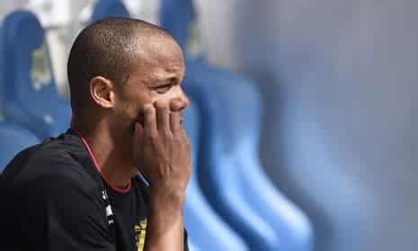 Write informative laconic excerpt under 30 words in mexican spanish for news below. Do not wrap it into quotation marks or html tags. New Bayern Munich manager Vincent Kompany outlined his expectations for the Bundesliga side on Thursday, saying he will demand absolute aggression and bravery from his players.Kompany has signed a deal to coach Bayern until 2027 after he parted ways with Burnley following their relegation from the Premier League.- Stream on ESPN+: LaLiga, Bundesliga, more (U.S.) Bayern, Bundesliga champions in the previous 11 seasons, finished third this term behind Bayer Leverkusen and VfB Stuttgart.They also failed to win domestic or European silverware for the first time in more than a decade, leading to the departure of coach Thomas Tuchel, which was announced in February."For my side it is simple. What you coach is who you are as a person," Kompany told a news conference on Thursday."My personality is I grew up on the streets of Brussels, I was in the academy of Anderlecht where from the age of six to 20 you have to win everything."The arrival of Kompany, who has Bundesliga experience having played for Hamburg SV and speaks German, ended a months-long search for the Tuchel&apos;s successor.Several candidates decided to remain in their current jobs, including Leverkusen&apos;s Xabi Alonso, former coach Julian Nagelsmann and Austria coach Ralf Rangnick."I want the players of Bayern to be really brave on the ball, to have personality. I want the team to be aggressive, to represent those two things," Kompany said."Absolutely brave when they have the ball and make a decision and absolutely aggressive, something they carry every minute of the game. Always.Kompany also hinted he had interest from other clubs besides Bayern. "You assume that it [Bayern Munich] was the only club that called. You assume that it was the only interest I had. And you only assume that because i&apos;m very private... so by that time I was not surprised. Maybe by the first phone call it wasn&apos;t Bayern Munich," Kompany said. "My point as well is I live my job honestly too intense to speculate too much or make any distinctions whatsoever. The opportunity was there to work with great people, that why I signed."In his short managerial career, Kompany, who played 360 matches for Manchester City and won four Premier League titles, has garnered a reputation for playing free-flowing and possession-based football.He began his coaching career at Belgian club Anderlecht before joining Burnley in 2022, where his approach worked well in the second-tier Championship as they secured promotion with seven games to spare.However, Burnley&apos;s insistence on sticking to that style against teams of a higher calibre in the Premier League meant they found it hard going in the top flight and were relegated after finishing 19th with 24 points and only five wins all season. ,Vincent Kompany es el nuevo entrenador del Bayern Munich, exigiendo agresividad y valentía absolutas de sus jugadores en la Bundesliga.