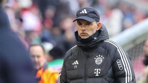 Write informative laconic excerpt under 30 words in mexican spanish for news below. Do not wrap it into quotation marks or html tags. Bayern Munich finally have their new manager, although it took them more than three months to unveil the successor to Thomas Tuchel after announcing his departure in February. And it comes as something of a surprise that the rather inexperienced Vincent Kompany, who arrives fresh off being relegated from the Premier League with Burnley, will lead the hulking cargo ship that is Bayern.The record German champions are coming off a disappointing 2023-24 campaign that ended without any silverware for the first time since 2011-12. Whether Kompany can turn this around remains to be seen, but if he fails to do so, it won&apos;t be all his fault. An even more seasoned manager might struggle with the task at hand, because Bayern have too many cooks in the kitchen. This managerial search, which was largely conducted out in the open because of numerous leaks to the media, has shown how Bayern have struggled to contain the power grab unfolding in their boardroom.The roots of this mess can be traced back to March 2023, when club bosses lost their cool and sacked Julian Nagelsmann. They did so in the second year of his five-year contract, and while Naglesmann was hired as a young and talented manager who could lead Bayern into their next era of success, the team did not progress as quickly as some of club executives desired. Subsequently, CEO Oliver Kahn and director of sport Hasan Salihamidzic were also relieved of their duties at the end of the 2022-23 season. The two former Bayern players had been built up for years to be the successors to Uli Hoeness and Karl-Heinz Rummenigge, another pair of former club legends who had run the club for decades.- Stream on ESPN+: LaLiga, Bundesliga, more (U.S.)With Kahn and Salihamidzic shown the door and their allies inside the club seriously weakened, others stepped into the power vacuum, while Hoeness and Rummenigge unofficially returned to the club&apos;s command center, helping make decisions but without the job titles. Along with CEO Jan-Christian Dreesen, president Herbert Hainer, newly hired sporting director Christoph Freund and Max Eberl, who took over Salihamidzic&apos;s role in March of this year, they formed a circle of powerful and opinionated people who now call the shots at Bayern&apos;s Säbener Strasse HQ.One source with knowledge of Bayern&apos;s inner workings said that it&apos;s tough to recognize who actually casts the deciding vote. Most clubs, especially those without an overbearing owner or investor, are run differently than they were in the past, when a Sir Alex Ferguson-like figure as manager would have latitude to make all the important decisions. Democracy ought to be seen as a positive as the world of football becomes increasingly complex, but with job roles split into specific duties and a need for collaboration, too many competing agendas can prove detrimental.When the decision was made in February that Tuchel would leave the club at the end of the 2023-24 season, Bayern&apos;s preferred choice was Xabi Alonso, who at that point was leading the Bundesliga with Bayer Leverkusen. However, it was clear from the outset that luring Alonso would be a long shot, with Liverpool also showing interest in the former midfielder and Leverkusen trying their utmost to convince the much-sought-after 42-year-old to stay. Once Alonso opted to continue his tenure at Leverkusen, guiding them to their first-ever Bundesliga title during an unbeaten league season, Bayern turned their attention to a reunion with Nagelsmann.Eberl hoped that with new management in place, the former Bayern head coach could be convinced to come back, but talks revealed that the Germany manager did not feel that he would enjoy the backing of the entire board. So he chose to extend his contract with the Nationalmannschaft and will, barring unforeseen circumstances, remain in the national team job through the 2026 World Cup.Bayern then engaged Ralf Rangnick in negotiations, which some sources describe as fruitful conversations. At some point in late-April, it seemed as if the 65-year-old would give up his job with Austria after Euro 2024 and join the Bavarians, whose decision-makers were optimistic that they could finally put their search to rest. However, Rangnick became wary about the complications his signing with Bayern could have on his European Championship campaign with Austria and ultimately, whether a return to club football was right for him after all. In the end, the former Schalke and RB Leipzig manager rejected the opportunity, informing Bayern on May 1 and returning the club to square one.Up to that point, the Rekordmeister were determined to negotiate with only one candidate at a time in order to give that person the feeling they were valued. After Rangnick&apos;s rejection, though, the club became more frantic and reached out to a variety of candidates.They approached Oliver Glasner in light of his success with Crystal Palace, but the south London side demanded an astronomical fee to release the 49-year-old from his contract. Bayern also enquired with representatives for Manchester United boss Erik ten Hag and Roberto De Zerbi of Brighton & Hove Albion, and held several discussions with another former manager in Hansi Flick.Initially, Flick had been focused on the job at Barcelona, but became approachable when Xavi Hernández announced his decision to stay with the Catalan club. In light of Xavi&apos;s eventual sacking, Flick signed with Barca instead.In an act of desperation, Bayern held talks with Tuchel and his agent, Olaf Meinking, on May 15, to see if he might consider staying. Veterans Manuel Neuer and Thomas Müller had previously pleaded with Bayern&apos;s management to do everything in their power and convince Tuchel to stay. The pro-Tuchel group also included Harry Kane, Eric Dier and Leroy Sané, all of whom showed their appreciation for the German coach and his assistant Anthony Barry, who followed Tuchel to Bayern from Chelsea.Bayern asked Tuchel to reconsider his decision in the weeks leading up to the season finale, but the 50-year-old felt that there was no coming back from February&apos;s announcement, especially with the club not overly keen on his demands. Tuchel asserted that he needed concessions from those at Säbener Strasse, including extending his contract until 2026, to strengthen his position both publicly and internally. Bayern&apos;s bosses, however, only wanted to revoke the February settlement, which included Tuchel and his staff being paid their entire salaries for the 2024-25 season, and continue with the existing contract. Fascinatingly, Eberl, who was pushing for a U-turn from Tuchel, was unable to attend the meeting in person and only called in via phone.At the news conference before the last game of the season, Tuchel surprised many by stressing that there would be no change in heart: "We were not able to find an agreement for a further collaboration and that&apos;s why the arrangement from February remains as it is." A day later, despite taking an early two-goal lead, Bayern fell 4-2 to TSG Hoffenheim and dropped down to third in the Bundesliga table, behind VfB Stuttgart. It was a fitting ending for a disappointing season, as the search for a manager started all over again.The club had started drawing up a contingency plan even before Tuchel&apos;s snub, focusing primarily on coaches from the Premier League due to their English-language proficiency. At some point, Kompany&apos;s name was added to the list and concrete talks began in mid-May.There&apos;s no way to sugarcoat it: Kompany was not Bayern&apos;s first, second or even third choice, though there is an upside to his hiring. The 38-year-old former Manchester City captain now gets a chance to show that his brand of football could work with a possession-oriented team like Bayern rather than an underdog Premier League side. However, shortly before Kompany was brought in, there was still dissent among Bayern&apos;s higher-ups, as Hoeness and others were still in favor of Flick.It was specifically Eberl who argued that Kompany would be the right choice, though this process has likely weakened his position as Bayern&apos;s new dealmaker."Uli Hoeness created the club the way it is now," Felix Magath, who coached Bayern from 2004 to 2007, said. "What has always been the issue related to his activities was that he wanted to control everything. If he had a manager he could control, then all was right with the world. ... Everyone who works here depends on his mercy."If this is indeed true, then it&apos;s difficult to envision Bayern taking many lessons from their disastrous managerial search. ,Vincent Kompany toma las riendas del Bayern Munich en medio de controversia por su inexperiencia, en un equipo con demasiadas voces.