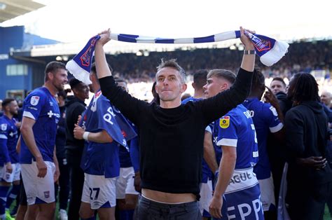 Write informative laconic excerpt under 30 words in mexican spanish for news below. Do not wrap it into quotation marks or html tags. Kieran McKenna has signed a four-year contract extension at Ipswich Town, the club confirmed in a statement on Thursday.McKenna oversaw Ipswich&apos;s return to the Premier League for the first time since 2002, following back-to-back promotions with the club after taking over in 2021.- Stream on ESPN+: LaLiga, Bundesliga, more (U.S.)The 38-year-old had been linked with the managerial vacancies at Chelsea, Brighton and Manchester United but has decided to pledge his future at Portman Road."I am extremely proud to have signed a new contract with the club," McKenna said."We have enjoyed incredible success together over the last two seasons and I&apos;m excited to have the opportunity and responsibility of leading this fantastic club into its first season in the Premier League in 22 years."Preparation and planning for the challenge ahead has been ongoing since we won promotion at the beginning of May, with plenty of work still to do before the start of the new season at what is such an exciting time for everyone at the club."I am so happy to have committed my future to taking the next step with Ipswich Town and am really excited for what&apos;s ahead as we continue this journey together."The former Tottenham midfielder started his coaching career as the under-18s coach at Spurs before joining United in the same role in August 2016.He was promoted to Jose Mourinho&apos;s backroom staff with the first team ahead of the 2018 season. After Mourinho was sacked following a disappointing start to that campaign, Ole Gunnar Solskjær retained his services throughout his tenure until late 2021. ,Kieran McKenna extiende contrato con Ipswich Town por cuatro años, liderando al club de regreso a la Premier League tras dos ascensos consecutivos desde 2021.