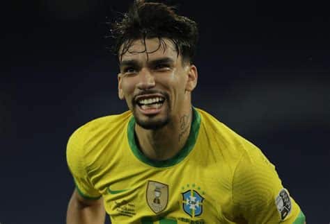 Write informative laconic excerpt under 30 words in mexican spanish for news below. Do not wrap it into quotation marks or html tags. Brazil midfielder Lucas Paquetá will not be cut from the country&apos;s 2024 Copa América squad despite being charged by the English Football Association (FA) with breaches of betting rules while playing for West Ham.The FA charges state that Paqueta had purposely been booked "for the improper purpose of affecting the betting market in order for one or more persons to profit from betting."The governing body said the breaches relate to three matches from the 2022-23 season, including his first in the Premier League with the east London club, and the opening fixture of the 2023-24 campaign.However, the Brazilian Football Confederation (CBF) said on Thursday it would not axe Paquetá from its squad for the tournament in the United States this summer.CFB president Ednaldo Rodrigues Gomes wrote in a statement that the FA confirmed it "has not received any provisional suspension order against Lucas Paquetá and therefore there is no impediment to him continuing to play at this time."Paquetá has 44 international caps and played in the 2022 World Cup, as well as Copa América in 2019 and 2021. ,El mediocampista brasileño Lucas Paquetá no será excluido del equipo de la Copa América 2024 a pesar de ser acusado por la FA de violar reglas de apuestas.