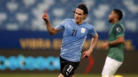 Write informative laconic excerpt under 30 words in mexican spanish for news below. Do not wrap it into quotation marks or html tags. Edinson Cavani has announced his retirement from playing for Uruguay, meaning he will not represent his country in this summer&apos;s Copa América in the United States.Cavani, 37, scored 58 goals in 136 appearances for Uruguay and was part of the team that won the 2011 Copa America title. His goal tally for Uruguay is second only to longtime teammate Luis Suárez (68).- Stream on ESPN+: LaLiga, Bundesliga, NWSL more (U.S.)However, he has not played for Uruguay since they exited the 2022 World Cup in the group stage."My beloved Celeste, I just want to thank you for every lesson you gave me under your process," Cavani wrote on social media."I won&apos;t take long. Today my words are few but profound. Thanks to every single person who was a part of this road over the years. I was and always will be blessed to have worn this jersey representing what I love most in this world, my country."They were without doubt so many wonderful years. I have a thousand things to say, tell and remember, but I want to dedicate today to this new stage of my career and give everything I&apos;ve got to where I&apos;m supposed to be now."I have decided so step aside but with my heart still beating, as it was when it was my turn to take to the pitch wearing this beautiful jersey. Sending a strong embrace to all of my fans."Now at Boca Juniors, Cavani had a long career in Europe, most notably with Paris Saint-Germain where he scored 200 goals and was the club&apos;s all-time top scorer before being surpassed by Kylian Mbappé last year.Cavani also spent time with Palermo and Napoli in Italy before short spells with Manchester United and Valencia. He moved back to South America last year, joining Argentinian giants Boca Juniors.Uruguay were drawn in a group with the U.S., Bolivia and Panama at the upcoming Copa America, which starts on June 20.ESPN&apos;s Mauro Diaz contributed to this report. ,Edinson Cavani se retira de la selección uruguaya antes de la Copa América, tras una exitosa carrera en Europa y 58 goles con Uruguay.