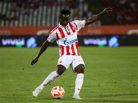 Write informative laconic excerpt under 30 words in mexican spanish for news below. Do not wrap it into quotation marks or html tags. Ghana international winger Osman Bukari will join Austin FC in a transfer from Red Star Belgrade, the Major League Soccer team announced Thursday.Bukari, 25, joins Austin on a 3 1/2-year guaranteed contract as one of the team&apos;s Designated Player signings, with an option for 2028. The move comes a week after Austin waived Designated Player Emiliano Rigoni and bought out the remainder of the Argentine&apos;s guaranteed contract of more than $2 million this season. Rigoni scored six goals in 51 matches with Austin.Bukari spent the past two seasons with Red Star Belgrade, scoring 25 goals and making 20 assists as the club won consecutive Serbian league championships and consecutive Serbian Cups. He also has three goals in 17 appearances with the Ghana national team, including at the 2022 World Cup."Osman is a fast and technical winger with a proven ability to get goals and assists competing at some of the highest levels of club football," Austin FC sporting director Rodolfo Borrell said. "We&apos;re confident he will make an immediate impact for us." ,El internacional ghanés Osman Bukari se unirá a Austin FC procedente de Red Star Belgrado, con contrato de 3 1/2 años y opción para 2028.