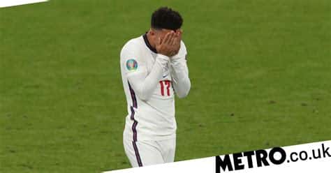 Write informative laconic excerpt under 30 words in mexican spanish for news below. Do not wrap it into quotation marks or html tags. Jadon Sancho said he is yet to fully recover from the racist abuse he was subjected to following England&apos;s penalty shootout defeat to Italy in the final of Euro 2020.Sancho, Bukayo Saka and Marcus Rashford all missed penalties as England were beaten by Italy at Wembley Stadium in July 2021 to miss out on the first major trophy for the country&apos;s men&apos;s team since 1966.- Stream on ESPN+: LaLiga, Bundesliga, NWSL more (U.S.)The trio, all of whom are Black, were subsequently targeted by a barrage of online racist abuse, sparking widespread condemnation and a police investigation."This is still something that&apos;s in my head sometimes," Sancho told CNN in an interview published Thursday. "I don&apos;t think I&apos;ve fully recovered yet on that part, but I&apos;m trying my best to get over that."The backlash we got from it, it wasn&apos;t nice. Being in London, not in a million years I would have thought that we would have received [that], especially representing our country. It&apos;s a memory I try to block, but I can&apos;t act like it didn&apos;t happen. So this is one of those memories that you got to try to get past it and be positive."Sancho will be heading back to Wembley for Saturday&apos;s Champions League final when he will be part of the Borussia Dortmund squad taking on 14-time winners Real Madrid.The 24-year-old admitted it was "surreal" to be preparing for the biggest game in European club football, given his humble beginnings and an unlikely season that he began at Manchester United.Sancho, who joined United from Dortmund in 2021, returned to Germany in January following a falling out with Man United manager Erik ten Hag earlier in the campaign."To be fair, it felt surreal," he said. "Again, it still hasn&apos;t hit me. I&apos;m sure in the next couple of days probably when we travel to London, that&apos;s when it&apos;s gonna hit me properly."I&apos;m a type of person that I don&apos;t like making new friends. I&apos;ve got a big thing on trust -- it&apos;s hard for me to trust people. But I think growing up in South [London], that&apos;s what you&apos;re just taught, it&apos;s like one big family ... That&apos;s why I feel like I connect so much with Dortmund."It&apos;s kind of crazy, you know, I don&apos;t think anyone would have expected this -- me being in the Champions League final, especially where I came from. I&apos;m just happy." ,Jadon Sancho admitió que aún no se recupera por completo del abuso racista que sufrió después de la derrota de Inglaterra en la final de la Euro 2020.