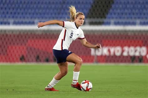 Write informative laconic excerpt under 30 words in mexican spanish for news below. Do not wrap it into quotation marks or html tags. New United States women&apos;s coach Emma Hayes describes herself as a personality like no other. After six months of waiting for her to arrive, USWNT players are finally experiencing that at training camp for the first time this week."I think for me, it&apos;s just [having] the leader again, and the voice and when you get on field it&apos;s awesome," USWNT captain Lindsey Horan said Thursday. "You get some jokes here and there but [she&apos;s] just demanding a lot out of us and keeping the standard, but also the positive encouragement feedback as well and giving voices to us as well."- Stream on ESPN+: LaLiga, Bundesliga, more (U.S.)Horan and USWNT defender Naomi Girma spoke with media Thursday and chose to keep some of the finer details private, but the past few days have included individual and group meetings, along with team-building exercises for a group preparing for the Olympics in less than two months."They&apos;re having individual meetings with everyone just to get to know them on a personal level," Girma said on Thursday ahead of the first of two friendlies against South Korea on Saturday. "And I think when you have that personal relationship, it&apos;s always better between staff and players and I think it&apos;s going to help us moving forward a lot."Players arrived in camp on Monday and trained at the University of Colorado in Boulder on Tuesday, which led to an encounter with University of Colorado football coach and former NFL star Deion Sanders.Hayes likes to collaborate with coaches outside of soccer to understand how they manage people and create high-performance environments. She counts University of South Carolina women&apos;s basketball head coach Dawn Staley, who just led the team to a third national title with an unbeaten season, among her close coaching friends.To Hayes, the principles of management are the same across sport and business."When you manage human beings, it&apos;s pretty easy to get the best out of people you understand and you know -- it&apos;s a lot harder when you have to do that with people completely different," Hayes told reporters last week.Hayes was hired by U.S. Soccer in November, but the federation agreed to allow her to finish the European season with Chelsea, where she won 16 trophies in 12 years at the club and finished off the Women&apos;s Super League season with a fifth-consecutive title.She worked with USWNT interim coach Twila Kilgore, who is now Hayes&apos; assistant, in the background over the past six months to implement ideas ahead of this summer&apos;s Olympics."I think Twila did a great job of trying to put it together as much as possible before this camp, but I think as we all know it&apos;s different when someone is actually here and in the scenes and not behind the scenes," Horan said. "The information you get in meetings and the words you get to hear."LIke I said before, it&apos;s kind of the atmosphere and it&apos;s really cool now trying to put all these pieces together that she&apos;s been working on behind the scenes but now it&apos;s all the final details and much, much more." ,La nueva entrenadora de Estados Unidos, Emma Hayes, impacta en el campo con su personalidad única. Las jugadoras de USWNT lo experimentan por primera vez esta semana.