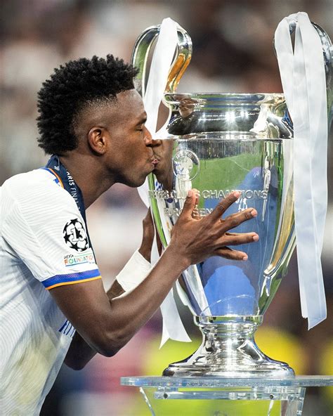 Write informative laconic excerpt under 30 words in mexican spanish for news below. Do not wrap it into quotation marks or html tags. Vinícius Júnior has dismissed speculation that he could win the Ballon d&apos;Or and is instead focused on helping Real Madrid lift the Champions League trophy for a record-extending 15th time.Named the player of the match in Madrid&apos;s 2-1 Champions League semifinal second-leg triumph over Bayern Munich on Wednesday, the Brazil international said: "Everyone talks about the Ballon d&apos;Or but I&apos;m very calm. I want to win another Champions League with this team.- Stream on ESPN+: LaLiga, Bundesliga, more (U.S.)"I can do great things this season and then I have to go with Brazil [for the Copa América]. I always think about the teams first and then me."We were able to place the best team in the world in another final. We have 25 stars in the team, all of us have worked hard to achieve our aim which is to go to London [for the Champions League final] and to win LaLiga. We have won LaLiga, we are going to London."Madrid will take on Borussia Dortmund in the Champions League final on June 1 at London&apos;s Wembley stadium.Vinícius, 23, is one of the main contenders to succeed Lionel Messi as the Ballon d&apos;Or winner.He scored a hat trick as Madrid beat Barcelona in the Spanish Super Cup final in January and his 13 goals helped Los Blancos win LaLiga.His form in the Champions League has been particularly impressive, scoring five goals and setting up five more in nine appearances."I came here [to Madrid] when I was young, 18," he said. "I was criticised a lot and that made me work a lot more in order to be ready when the time came...I train every day to improve...I&apos;m now here, in another final."I&apos;ve never worked in a group that is as united as ours is this season. This group works a lot."Vinícius also paid tribute to Spanish forward Joselu, whose two late goals put Madrid in the final."[Against Bayern on Wednesday] Joselu came on in the 81st minute and scored two goals," he said. "This is a reward for Joselu. He has always worked to do the best for the team and never complained when he didn&apos;t play. This proves what our group is." ,Vinícius Júnior desestima rumores de ganar el Balón de Oro; enfocado en ayudar al Real Madrid a la 15ª Liga de Campeones. Jugarán en la final contra el Borussia Dortmund en Wembley el 1 de junio.