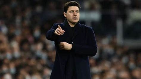 Write informative laconic excerpt under 30 words in mexican spanish for news below. Do not wrap it into quotation marks or html tags. Chelsea owner Todd Boehly has backed manager Mauricio Pochettino amid speculation around his future, saying he has been impressed by the team&apos;s upturn in form and "beautiful football."Chelsea followed their 2-0 win over Tottenham last Thursday with a resounding 5-0 triumph over West Ham on Sunday to remain in contention for European football next season.- Stream on ESPN+: LaLiga, Bundesliga, more (U.S.) - Why are Chelsea keeping Pochettino in limbo over his future?Pochettino said after the West Ham win that his team had taken a "massive step" in their development and Boehly agreed in comments made at a Sportico conference reported on by The Athletic."We&apos;ve seen the last two and a half games, at least in the second half at Aston Villa [2-2 draw] and Tottenham and West Ham where we played just beautiful football," Boehly said."It was so fluid, it was exactly the way we drew it up, when we came out of the back, built up and moved up the pitch, [it was] very organised and the number of shots we had on board. In those two and a half games, you could really start to see what we were working on coming together."Even the commentary has changed over the last two and a half games. I&apos;ve never seen anything change so quickly."Boehly was not asked explicitly about Pochettino, whose future at the club has been in question. The Argentinian coach, who signed a two-year contract last summer with a club option for an extra year, recently told reporters that he was not the person to ask about his future and called for the "stupid rumours" to stop."You need to ask the club if they want me to keep going or not," he said.Chelsea endured a difficult first half of the season but have only lost one of their last 12 Premier League matches and are seventh in the standings, two points adrift of Newcastle United with three games remaining in the domestic season.Pochettino guided Chelsea to the League Cup final in February, which they lost 1-0 in extra time to Liverpool, and also to the semifinals of the FA Cup last month, where Manchester City beat them 1-0. ,Dueño del Chelsea, Todd Boehly, respalda al técnico Mauricio Pochettino tras mejora en juego del equipo. Permanecen en lucha por competiciones europeas.