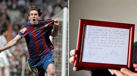 Write informative laconic excerpt under 30 words in mexican spanish for news below. Do not wrap it into quotation marks or html tags. The auction for the napkin which famously launched Lionel Messi&apos;s Barcelona career as a 13-year-old opened this week with a guide price of £300,000-£500,000 ($374,700-$624,500).Bidding for the item stands at £220,000 and will be open with the British auction house Bonhams until May 17.- Stream on ESPN+: LaLiga, Bundesliga, more (U.S.) - Barcelona, Lionel Messi and the napkin: Oral history of his transfer, arranged 20 years agoThe sale was originally slated for for March but was postponed due to a dispute over the ownership of the napkin, which has been in the hands of Horacio Gaggioli, an Argentine agent, for the last two decades.Josep Minguella, another advisor involved in the deal to bring Messi over from Argentina, claimed possession of the napkin following the news it would be auctioned earlier this year.Gaggioli disputed this, while Bonhams told ESPN there were "no problems" regarding the sale of the napkin, which is listed on their website as "property of Horacio Gaggioli."Minguella has not replied to ESPN&apos;s request for comment. With Messi&apos;s father, Jorge, beginning to doubt Barça&apos;s commitment to his son in 2000, the club&apos;s director of football at the time, Carles Rexach, hastily scrambled together an agreement on a napkin.It was signed by Rexach, Minguella, who had helped bring Messi over from South America, and Gaggioli, who helped broker the deal, serving as a promise for a first contract.Since then, it has remained under the ownership of Gaggioli in a secure vault in Andorra, the Principality to the north of Barcelona sandwiched between Spain and France.Negotiations for it to be incorporated into Barça&apos;s museum at the club&apos;s Spotify Camp Nou stadium broke down in the past.The napkin was originally signed on Dec. 14, 2000 at a tennis club in Barcelona after Rexach had received a frantic call from Jorge Messi threatening to take his son back to Argentina."That was when, thinking on my feet, I decided everything," Rexach told ESPN in 2020 to mark the 20th anniversary of the signing."Why a napkin? Because it was the only thing I had available to hand. I saw the only way to relax Jorge was signing something, giving him some proof, so I asked for a napkin from the waiter."I wrote: &apos;In Barcelona, on 14 December 2000 and in the presence of Messrs Minguella and Horacio, Carles Rexach, FC Barcelona&apos;s sporting director, hereby agrees, under his responsibility and regardless of any dissenting opinions, to sign the player Lionel Messi, provided that we keep to the amounts agreed upon.&apos;"I told Jorge that my signature was there and that there were witnesses, that with my name I would take direct responsibility, there was nothing else to talk about and to be patient for a few days because Leo could already consider himself a Barca player."Messi, who now plays for MLS side Inter Miami, went on to become Barça&apos;s greatest ever player, making more appearances (778) and scoring more goals (672) than anyone else who has played for the club.During over 20 years in Barcelona, he won 10 LaLiga titles, seven Copas del Rey and four Champions League trophies while playing for the club before joining Paris Saint-Germain and later Inter Miami.Individually, he has won the Ballon d&apos;Or a record eight times and has also been named The Best FIFA Men&apos;s Player on three occasions.International success with Argentina had eluded him until recently, but he finally won the Copa América in 2021 and the World Cup in 2022 to go with the Olympic Gold Medal he won in 2008. ,Subasta de la servilleta que lanzó la carrera de Lionel Messi abierta por £300,000-£500,000; actualmente en £220,000. La subasta finaliza el 17 de mayo.