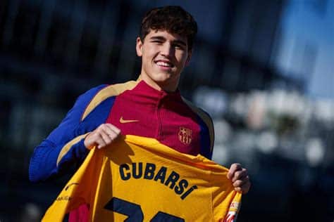 Write informative laconic excerpt under 30 words in mexican spanish for news below. Do not wrap it into quotation marks or html tags. Barcelona defender Pau Cubarsí has signed a new contract until 2027, with his release clause rising to €500 million ($536m), the club said on Thursday.Cubarsí, 17, only agreed his first professional contract with Barça last year, but his emergence in the first team in 2024 accelerated the need for the club to agree a new deal with the centre-back.- Stream on ESPN+: LaLiga, Bundesliga, more (U.S.)Sources told ESPN in January that a host of Premier League clubs were circling due to his previous terms including a release clause of around €10m ($10m).However, sources were always confident about the prospect of Cubarsí remaining with the Catalan club, adding that his new deal reflects his new status in the squad.Cubarsí made his first team debut in January while he was still just 16 and has since established himself as a regular alongside Ronald Araújo in the middle of the back four ahead of Iñigo Martínez and Andreas Christensen, who has been pushed into midfield.To date, he has made 20 appearances for the club in all competitions, earning the MVP award in the Champions League round-of-16 win against Napoli in March.Sources close to the coaching staff have detailed the maturity and bravery, especially on the ball, Cubarsí has played with since his debut.His performances for Barça have led to two caps for Spain as well. He is expected to be part of the squad at the European Championship in Germany this summer.Cubarsí first joined Barça in 2018 as an 11-year-old after spending four years at Girona.He has since progressed through the club&apos;s La Masia academy and only made his Barça Atlétic debut earlier this season before beginning to train regularly with the first team.He is one of several youngsters to breakthrough under Xavi this term, with Lamine Yamal (16), Hector Fort (17) and Marc Guiu (18) among the others to have made an impact this season. ,El defensor del Barcelona, Pau Cubarsí, ha firmado un nuevo contrato hasta 2027, con una cláusula de rescisión de €500 millones ($536 millones).