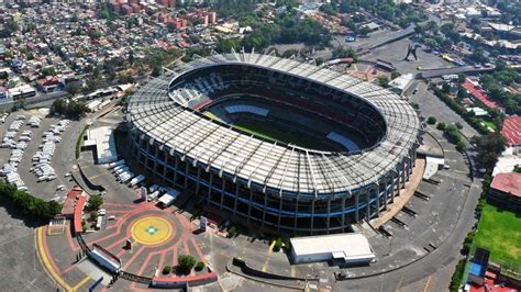 Write informative laconic excerpt under 30 words in mexican spanish for news below. Do not wrap it into quotation marks or html tags. Luxury box owners at Mexico City&apos;s Azteca Stadium have said that for the 2026 World Cup they expect FIFA to respect a 60-year-old deal that gives owners unlimited access to their seats for 99 years.FIFA, meanwhile, has said it wants full control of the World Cup stadiums 30 days before the first match and seven days after the last.- Stream on ESPN+: LaLiga, Bundesliga, more (U.S.)But the peculiar history of how the boxes were purchased at Azteca has created conflict, luxury box owner Roberto Ruano said. Ruano, 61, the spokesman of an association of 134 box owners, said he has no plans to give up his luxury box during the World Cup. To help finance the construction of the stadium in the 1960s, Mexican businessman Emilio Azcárraga Milmo sold boxes to private investors for 115,000 pesos, or about $9,000 at the time, giving the owners rights to use them for 99 years.That included access to football matches, concerts and other events, including the 1970 and 1986 World Cups in Mexico, Ruano said."There were no issues in 1970. For the 1986 World Cup they wanted us out and we met with FIFA officials, and they allowed us to use our place without extra pay, so there&apos;s a precedent for it," he said.Asked for comment, FIFA said it is collaborating with all 16 host cities of the 2026 World Cup, including on remodeling plans for Azteca Stadium, which is set to go down in football history as the first venue to host games during three World Cups."Specific details on fan access and other match information will be announced in due course," FIFA said.The Azteca boxes are a top commodity in Mexico City. The current asking price for a 20-square-meter (65-square-foot) box ranges from 15 million to 25 million pesos ($900,000 to $1.5 million). Some owners rent them out for specific events.The 83,000-seat stadium will host five games during the 2026 World Cup, including the opening match."We&apos;ve already paid for the right to be there when we purchased the title and there can be no restrictions for us," Ruano said.  "We have a title to support us. It&apos;s not up for debate."When the stadium is handed over to FIFA for the tournament co-hosted by Mexico, United States and Canada, Ruano said he expects the world football body to respect the deal dating from the stadium&apos;s construction six decades ago.Ruano, whose father bought the title for the box, said he was hopeful the box issue would be resolved after talks with stadium officials last week, though no concrete proposal was on the table yet.Emilio Azcárraga Jean, the owner of the stadium through multimedia company Televisa and the son of Emilio Azcárraga Milmo, said he expected an agreement soon."For my father, at the time, it was very important to sell the boxes to finish the construction and, so far, there has not been a previous issue with the box owners. We will try to find a solution," Azcárraga Jean told W Radio, which is owned by Televisa.The details of the Azteca remodeling plans are unclear, but Ruano said some box owners outside of his association have agreed to release their seats for the 2026 tournament in exchange for upgrades of their boxes and other benefits."Every owner has the right to see what&apos;s best for them," he said. "But that&apos;s not my case, I have the right to be there, and nobody can force me out. It would be like someone forcing me out of my own home." ,Dueños de palcos de lujo en el Estadio Azteca de la Ciudad de México esperan que FIFA respete un acuerdo de 60 años para la Copa del Mundo 2026.