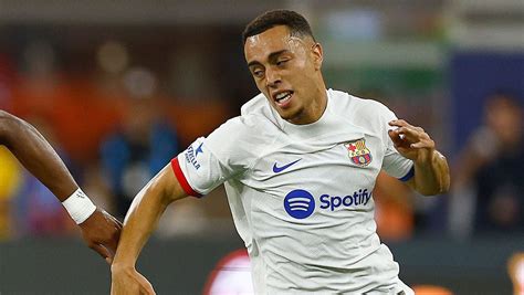 Write informative laconic excerpt under 30 words in mexican spanish for news below. Do not wrap it into quotation marks or html tags. PSV Eindhoven will not exercise their option to sign Sergiño Dest permanently after the United States defender tore his ACL in training last month, sources have told ESPN.Dest, 23, has been a mainstay in the PSV side this season as they won the Eredivise, with coach Peter Bosz recently expressing a desire to keep him beyond the summer.- Stream on ESPN+: LaLiga, Bundesliga, more (U.S.)However, with Dest now facing months out of action, he will instead formally return to his parent club Barcelona from July to carry out his rehabilitation.PSV signed Dest on a season-long loan last year in a deal which included an option for them to make the move permanent this summer for €11 million.Dest made 36 appearances for the Dutch champions in all competitions before getting injured in training on April 20.The full-back confirmed last week that he had torn his ACL and would need an operation, ruling him out of the Copa America this summer with the United States.Sources add that PSV may revisit the situation when Dest is fit again, although he is unlikely to feature again in what remains of the calendar year.Dest&apos;s contract with Barça expires in 2025, so he could potentially leave the Catalan club as a free agent next summer if he does not move on before then.After breaking through at Ajax, Dest joined Barça in 2020 for a fee of around €20 million, featuring regularly in his first season under coach Ronald Koeman.In total, he has made 72 appearances for Barça, but he has spent the last two campaigns out on loan, first with Italian side AC Milan and then with PSV this term. ,PSV Eindhoven no ejercerá la opción de fichar a Sergiño Dest permanentemente debido a su lesión de ligamento cruzado. Retornará a Barcelona para rehabilitarse.