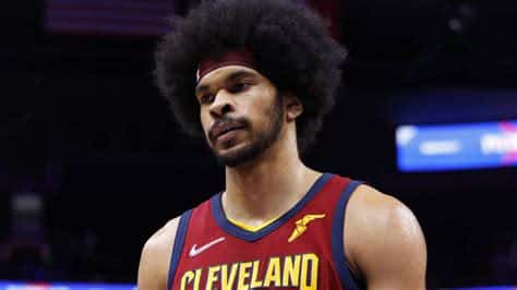 Write informative laconic excerpt under 30 words in mexican spanish for news below. Do not wrap it into quotation marks or html tags. Jarrett Allen es considerado uno de los mejores centros jóvenes en la liga de la NBA. Promedió 16.1 puntos, 10.8 rebotes y 1.3 bloqueos por partido la temporada pasada. Los Cavaliers de Cleveland han confiado en Allen y lo consideran una pieza fundamental para el equipo, firmando un contrato de cinco años.,El centro Jarrett Allen destaca en la NBA, firmando un contrato clave con los Cavaliers tras promediar 16.1 puntos, 10.8 rebotes y 1.3 bloqueos po partido.