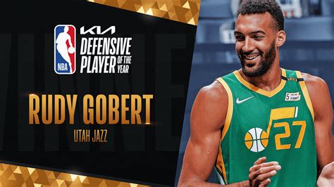 Write informative laconic excerpt under 30 words in mexican spanish for news below. Do not wrap it into quotation marks or html tags. Rudy Gobert fue traspasado a los Timberwolves en un intercambio con los Jazz. Gobert pasó nueve años en Utah y se ha establecido como un centro defensivo de élite. Ha liderado en bloques, rebotes y porcentaje de tiros de campo. En promedio, ha obtenido 14.8 puntos, 13.1 rebotes, 2.3 bloqueos y 1.4 asistencias desde la temporada 2016-17. En fantasía, ha sido consistentemente productivo, clasificándose entre los mejores 40 jugadores. La llegada de Gobert a los Timberwolves presenta un nuevo escenario interesante. Mantendrá su rol como defensor y continuará siendo una opción en pick-and-roll y como objetivo en alley-oops en la ofensiva. Su rebotéo podría disminuir ligeramente al jugar junto a Karl-Anthony Towns, pero seguirá siendo uno de los líderes. Gobert es un jugador de alta consistencia y debería ser una selección temprana en los drafts de fantasía. ,Rudy Gobert traspasado a los Timberwolves, se espera siga siendo líder defensivo y una opción en la ofensiva junto a Karl-Anthony Towns.