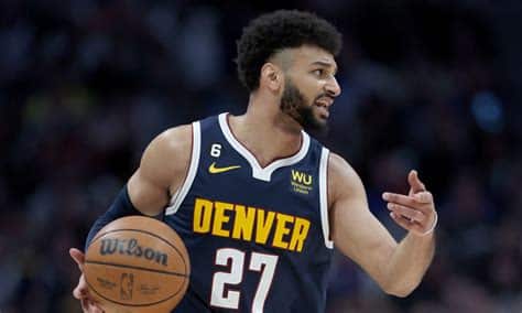 Write informative laconic excerpt under 30 words in mexican spanish for news below. Do not wrap it into quotation marks or html tags. Jamal Murray de los Denver Nuggets se perdió toda la temporada pasada debido a una lesión de ligamento cruzado anterior. Fue su mejor temporada en la que promedió 21.2 puntos, 4.8 asistencias y 4.0 rebotes por partido. Murray está en proceso de recuperación de su lesión y se espera que regrese a jugar en enero de la próxima temporada. Los expertos recomiendan ejercer cautela al seleccionarlo en los drafts de fantasía, pero su potencial es claro y podría tener un buen rendimiento una vez que se recupere. En temporadas anteriores, Murray ha mostrado un progreso constante en su juego y ha demostrado ser una amenaza ofensiva, especialmente desde el rango de tres puntos. Se espera que tenga un papel importante en la ofensiva de los Nuggets junto a Nikola Jokic. ,Jamal Murray se recupera de lesión para regresar en enero. Potencial alto en la ofensiva de los Nuggets. Cautela en drafts de fantasía.