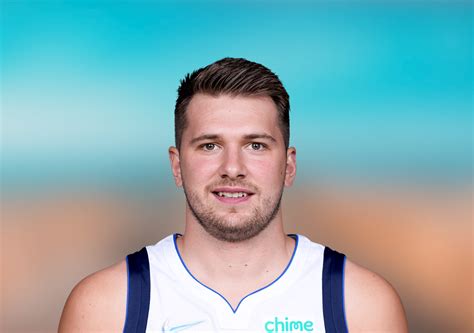 Write informative laconic excerpt under 30 words in mexican spanish for news below. Do not wrap it into quotation marks or html tags. Luka Doncic de los Mavericks firma una extensión de contrato por cinco años y $207 millones Doncic tuvo una destacada temporada 2020-2021, promediando 27.7 puntos, 8.6 asistencias y 8.0 rebotes por partido El jugador es considerado uno de los favoritos para el premio de Jugador Más Valioso en la temporada 2021-2022,Luka Doncic renueva con los Mavericks por $207 millones y es fuerte candidato al MVP esta temporada tras brillar en la anterior.