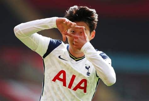 Write informative laconic excerpt under 30 words in mexican spanish for news below. Do not wrap it into quotation marks or html tags. MELBOURNE, Australia -- Tottenham captain Son Heung-Min said on Tuesday that there is "so much room for improvement" after Ange Postecoglou&apos;s first year at the club and that players will take responsibility for stepping up.Son and his teammates flew into Postecoglou&apos;s hometown of Melbourne on Tuesday morning for a post-season friendly against fellow Premier League side Newcastle United on Wednesday, with an 80,000-strong crowd expected at the Melbourne Cricket Ground (MCG).- Stream on ESPN+: LaLiga, Bundesliga, more (U.S.)Spurs finished the season in fifth place and secured a Europa League berth with a 3-0 win over Sheffield United on the final day of the campaign, ending a one-year absence from European competition.However, Son acknowledged that there was plenty of scope for improvement in year 2 of Postecoglou&apos;s tenure."We&apos;ve been talking about this quite a lot, after [Ange&apos;s] first season and obviously, we could do so much better," Son told reporters in Melbourne."We see that but I think we look forward. [The season is] gone and we should learn that there&apos;s so much room for improvement."Next season will be so much better and the players will take responsibility for being [able to] step up and be disciplined."Where we finish, it&apos;s because of us. Not anyone else. So we need to think about it and for next season, we can&apos;t make the same mistakes."Spurs players boarded flights for Australia just hours after their win at Bramall Lane on Sunday with Postecoglou joking that they had lost an entire Monday amidst their trip Down Under.With player loading and fatigue an increasingly contentious issue across the world&apos;s top leagues, the Australian coach has already earmarked that post-season tours like this week&apos;s won&apos;t occur when the club has European fixtures to play.But with FIFA last week moving to review regulations preventing domestic league games from being played internationally the prospect of more international travel looms large for Spurs and other Premier League sides in the years ahead."I guess it&apos;s a challenge for everyone in terms of the football calendar, we know it&apos;s getting more congested," Postecoglou said."Sonny had to go to the Asian Cup in January, we had guys at AFCON. This offseason, we&apos;ve got guys in the Euros and Copa America. So it is becoming challenging for footballers in particular because they don&apos;t get the rest required."I guess for all the governing bodies, it&apos;s about trying to get a calendar that allows the game to get exposed as much as possible, but also allows the players -- who are the most important participants -- to be able to perform at the highest level."For Son, his season will extend into next month&apos;s international window after visiting Australia, with South Korea set to play World Cup qualifiers against Singapore and China on June 6 and 11.South Korea are yet to name a full-time coach following the sacking of Jürgen Klinsmann after their elimination by Jordan in the semifinals of the Asian Cup, with former K-League coach Kim Do-hoon serving as caretaker this window."I have no contact with the federation [about the coaching situation]," Son said."It&apos;s not my job, my job is playing on the pitch. If it takes time, it takes time. I think we need to find the right coach to bring success. There is no perfect decision."We&apos;ve got to make sure that we bring in the right man to bring success. If it takes time, it takes time." ,El capitán del Tottenham, Son Heung-Min, dijo que hay mucho margen de mejora tras el primer año de Ange Postecoglou en el club. Los jugadores asumirán responsabilidad.