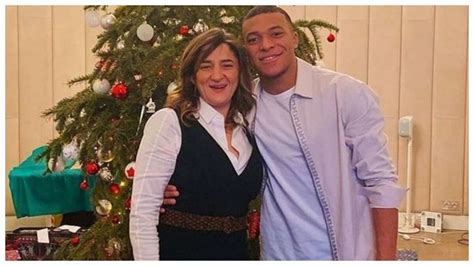 Write informative laconic excerpt under 30 words in mexican spanish for news below. Do not wrap it into quotation marks or html tags. Kylian Mbappé organised a party on Monday to mark his farewell from Paris Saint-Germain, during which his mother and agent, Fayza Lamari, hinted he will join Real Madrid this summer.Around 250 guests attended the party at Gigi, a high-end Italian restaurant near Paris&apos; Champs Élysées. Upon leaving the venue, Lamari was asked where her son would play next season, and she replied: "You all know it already."- Stream on ESPN+: LaLiga, Bundesliga, more (U.S.)Mbappé is widely expected to join Madrid having already confirmed he will leave PSG when his contract expires this summer.Sources have told ESPN he is expected to join Madrid after the Spanish giants face Dortmund in the Champions League final on June 1.Mbappé is still keen to compete for France at the Paris Olympics, ESPN sources added, although Madrid remain firm in their belief their players must choose to play in either Euro 2024 or the Olympics.His father, Wilfried, and his younger brother, Ethan, also attended Monday&apos;s farewell party, as well as most of his PSG teammates, club staff, his friends and extended family.PSG manager Luis Enrique did not attend. He dropped Mbappé for the last two league matches of the season, and there is a question mark over his whether he will play in Saturday&apos;s French Cup final against Lyon.French President Emmanuel Macron and PSG president Nasser Al Khelaifi were invited but also did not attend.Information from ESPN&apos;s Rodrigo Faez contributed to this report. ,Kylian Mbappé se despidió de PSG en una fiesta organizada por él mismo, donde su madre y agente insinuaron su próximo fichaje por el Real Madrid.