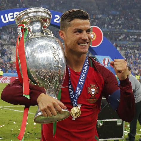 Write informative laconic excerpt under 30 words in mexican spanish for news below. Do not wrap it into quotation marks or html tags. Cristiano Ronaldo will play at a record sixth European Championship after being named in Portugal&apos;s squad for this summer&apos;s tournament in Germany.Ronaldo, 39, is one of 26 players selected by coach Roberto Martinez on Tuesday.- Stream on ESPN+: LaLiga, Bundesliga, more (U.S.)Newly crowned champions Bernardo Silva and Rúben Dias of Manchester City are two of nine Premier League players in the group. Manchester United pair Bruno Fernandes and Diogo Dalot, who will face City in the FA Cup final on Saturday, were also included.FC Porto defender Pepe is the oldest player in the Portugal squad at 41.Al Nassr forward Ronaldo, who is the all-time international scorer in men&apos;s competitions with 128 goals, has been in excellent form for this season, with 42 goals in 42 appearances.Martinez also named midfielder Vitinha, a key performer for Ligue 1 champions Paris Saint-Germain. João Félix, who spent the season at Barcelon on loan from Atletico Madrid, has also made the cut.Benfica&apos;s João Neves has been included. Neves, 19, has been named midfielder of the month in the Primeira Liga six times this season.Defender Gonçalo Inacio is the only player on the list representing Portuguese champions Sporting CP.Portugal, the 2016 European Champions, kick off their Group F campaign against Czechia on June 18. They also play Turkey and debutants Georgia in the first stage. ,Cristiano Ronaldo jugará en su sexto Campeonato Europeo con Portugal en Alemania. Con jugadores como Silva, Dias y Pepe, el equipo busca repetir su título de 2016.