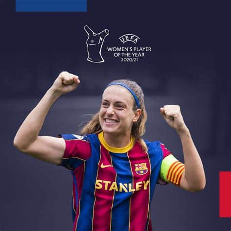 Write informative laconic excerpt under 30 words in mexican spanish for news below. Do not wrap it into quotation marks or html tags. Two-time Ballon d&apos;Or winner Alexia Putellas has committed her future to Barcelona by signing a new two-year deal until 2026, the Catalan club announced on Thursday.The agreement includes an option for an additional season, too, as Putellas, whose previous terms were due to expire next month, extends her 12-year relationship with Barça.- Stream on ESPN+: LaLiga, Bundesliga, more (U.S.)Putellas, 30, also previously spent a year with Barça&apos;s youth academy in 2005 before returning to form part of the first team in 2012.Since winning her second Ballon d&apos;Or in 2022, Putellas has missed large parts of the last two seasons through injury.However, she returned to action from her latest injury setback in March and has made 25 appearances in all competitions this season, scoring 10 goals.In total, the attacking midfielder has made over 400 appearances for Barça, winning 20 major trophies, including eight Liga F titles and two Champions Leagues.She has been one of the driving forces behind Barça&apos;s rise to the top of the game in recent years, with her performances helping the team win their first ever European trophy in 2021 and earning her the Ballon d&apos;Or in 2021 and 2022.A third Champions League trophy could follow next weekend when Barça face Lyon, who they have lost to in two previous finals.If Putellas and Barça can overcome the French champions, having already clinched Liga F, the Copa de la Reina and the Spanish Supercopa, they will win the quadruple for the first time ever.Putellas was also part of the Spain squad which won last summer&apos;s World Cup and the inaugural UEFA Women&apos;s Nations League earlier this year. ,Alexia Putellas, ganadora de dos Balones de Oro, renueva con el Barcelona hasta 2026 con la opción de una temporada adicional. Actuación destacada con más de 400 partidos y 20 títulos.