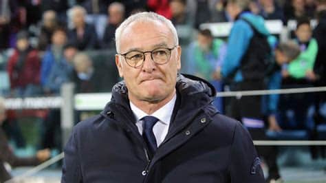 Write informative laconic excerpt under 30 words in mexican spanish for news below. Do not wrap it into quotation marks or html tags. Claudio Ranieri will leave his job as Cagliari coach by mutual agreement, the Serie A club said on Tuesday, as local media reported that the 72-year-old was set to retire from football.The announcement came after Cagliari guaranteed themselves another season in the Italian top flight following their away win at Sassuolo on Sunday.- Stream on ESPN+: LaLiga, Bundesliga, more (U.S.)Sky Sports Italia reported that Cagliari will be Ranieri&apos;s final team, as he has decided to retire from football.The Italian coach, who had previously managed Cagliari in 1988, had one year remaining on his contract after joining the club last season and leading them to promotion from Serie B."Mister Ranieri bids farewell to Cagliari. In his two spells with the club, he always managed to lead the team to achieve their original objective," Cagliari said in a statement."These are tears of joy and gratitude for the man who was able to write some of the most beautiful scripts in Cagliari&apos;s history. What he did will remain indelible in the hearts of every supporter."Ranieri will coach Cagliari for the last time on Thursday when they host Fiorentina in their final game of the season.The Italian coach, who has managed Juventus, AS Roma and Inter Milan among others in Serie A, is best known for guiding Leicester City to a fairytale Premier League title in 2016.He also managed teams such as Chelsea, Fulham and Watford as well as Valencia and Atletico Madrid in Spain&apos;s LaLiga."I have decided to leave now and it is the right thing to do," Ranieri said in a video on Cagliari&apos;s social media. "I do it reluctantly because it was a hard and painful decision, but I think it is right." ,Claudio Ranieri dejará su puesto como entrenador del Cagliari de mutuo acuerdo, anunció el club italiano. Se reporta que, a sus 72 años, se retirará del fútbol.