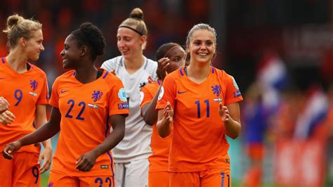 Write informative laconic excerpt under 30 words in mexican spanish for news below. Do not wrap it into quotation marks or html tags. Netherlands forward Lieke Martens will retire from international football in June, the 31-year-old announced on Tuesday.Martens, who has made 158 appearances for the Netherlands since her debut in 2011, scoring 62 goals, will play her final two games in their European Championship qualifiers against Finland on May 31 and June 4."I know already that I&apos;m going to say goodbye with a painful heart," the Paris Saint-Germain player said on X.She was part of the Dutch squad that won the European title in 2017, scoring three goals in six games during the tournament held in the Netherlands.Martens was voted the best player at the tournament and also won the UEFA women&apos;s Player of the Year award that year. She also scored twice in the 2019 World Cup where the Dutch finished runners-up.(Reporting by Tommy Lund in Gdansk Editing by Toby Davis) ,Lieke Martens, atacante de Países Bajos, se retirará del fútbol internacional en junio. Jugadora de 31 años con 158 partidos y 62 goles.