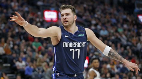 Write informative laconic excerpt under 30 words in mexican spanish for news below. Do not wrap it into quotation marks or html tags. - Luka Doncic tiene una oportunidad de llevar a los Mavericks a la Final de la Conferencia Oeste (Western Conference Finals). - Doncic ha demostrado su habilidad como jugador destacado en la temporada pasada y en los playoffs contra los Clippers. - A pesar de sus altos porcentajes de triples y tiros libres, Doncic tiene potencial para mejorar aún más y convertirse en uno de los mejores jugadores de fantasía (fantasy) en la NBA.,Luka Doncic, estrella de los Mavericks, busca llevar al equipo a la Final de la Conferencia Oeste con su demostrada habilidad y potencial de crecimiento en la NBA.