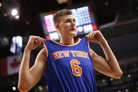 Write informative laconic excerpt under 30 words in mexican spanish for news below. Do not wrap it into quotation marks or html tags. -El jugador de baloncesto Kristaps Porzingis ha mostrado consistencia estadística a lo largo de su carrera en la NBA. -En la temporada pasada, Porzingis promedió 20.2 puntos, 8.1 rebotes y 2.3 asistencias por partido, además de ser uno de los cuatro jugadores en promediar al menos 1.5 triples y 1.5 bloqueos por partido. -Sin embargo, las lesiones han sido un problema constante para Porzingis, y ha sido incapaz de jugar una temporada completa desde su llegada a la NBA en 2015.,Porzingis destaca por su rendimiento en la NBA, pero las lesiones han limitado su participación en temporadas completas desde 2015.