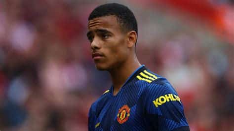 Write informative laconic excerpt under 30 words in mexican spanish for news below. Do not wrap it into quotation marks or html tags. Borussia Dortmund are considering a move for Manchester United forward Mason Greenwood and will make a call after Saturday&apos;s Champions League final against Real Madrid.Greenwood, 22, is expected to return to Old Trafford this summer after spending the season on loan at LaLiga side Getafe, where he scored 8 goals in 33 league appearances and was named their player of the season.- Stream on ESPN+: LaLiga, Bundesliga, more (U.S.) Juventus and Atlético Madrid have been linked with a move for the former England international and Dortmund, who took winger Jadon Sancho on loan from United in January, have emerged as a possible destination for Greenwood, who has a year left to run on his United contract.Reports in Germany have suggested that Dortmund are prepared to take Greenwood on loan and, speaking at the club&apos;s Champions League final media day, sporting director Sebastian Kehl said all plans are on hold until after Saturday&apos;s Wembley clash against Madrid."I don&apos;t want to talk about any rumours now at the moment because it makes no sense," Kehl said. "Let&apos;s play that final on Saturday."Of course we do have our plans for the next season and of course we discuss many scenarios, but nothing for today. Let&apos;s focus, let&apos;s anticipate that match on Saturday and then we&apos;ll see how we move on."When asked if Greenwood is a player that Dortmund admire, Kehl said, "I don&apos;t want to talk about that now."Greenwood has not played for United since appearing in a 1-0 Premier League win against West Ham United at Old Trafford in January 2022. A week later, he was arrested on suspicion of rape and assault, with Greater Manchester Police confirming the existence of "social media images and videos posted by a woman reporting incidents of physical violence." United immediately suspended the then-20-year-old from training and matches "until further notice."In October of that year, the Crown Prosecution Service (CPS) announced that Greenwood would be charged with attempted rape, engaging in controlling and coercive behaviour and assault occasioning actual bodily harm with a trial date set for November 2023.However, the CPS dropped all charges against Greenwood in February 2023 due to "a combination of the withdrawal of key witnesses and new material that came to light meant there was no longer a realistic prospect of conviction."United subsequently announced they would undertake their own internal investigation.That concluded in August 2023, with the club announcing that Greenwood would not be resuming his career at Old Trafford. United said in a statement: "All those involved, including Mason, recognise the difficulties with him recommencing his career at Manchester United. It has therefore been mutually agreed that it would be most appropriate for him to do so away from Old Trafford, and we will now work with Mason to achieve that outcome."Greenwood&apos;s move to Getafe enabled him to continue his career away from United, but while the Spanish club have an interest in signing him again next season, sources have said that United would prefer a permanent move and transfer fee for the player.Sources have told ESPN that United will trigger a one-year extension on Greenwood&apos;s contract if he leaves on loan again this summer in order to retain the prospect of offloading him for a transfer fee next year. ,Borussia Dortmund evalúa fichar a Mason Greenwood del Manchester United tras la final de la Champions League. Juventus y Atlético Madrid también interesados.