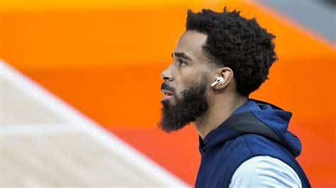 Write informative laconic excerpt under 30 words in mexican spanish for news below. Do not wrap it into quotation marks or html tags. El base Mike Conley ha firmado un contrato de tres años y $72.5 millones con los Utah Jazz. Conley promedió 16.2 puntos, 6.0 asistencias, 3.5 rebotes y 1.4 robos en su segundo año con los Jazz. Los Jazz están en reconstrucción y podrían considerar intercambiar a Conley antes del inicio de la temporada.,Mike Conley renueva con los Utah Jazz por $72.5 millones. El base es clave en la reconstrucción del equipo, pero podría ser intercambiado antes de la temporada. ¡Interesante!