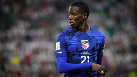 Write informative laconic excerpt under 30 words in mexican spanish for news below. Do not wrap it into quotation marks or html tags. United States men&apos;s national team and Juventus winger Tim Weah has joined the ownership group of Brooklyn FC, which will operate professional women&apos;s and men&apos;s teams in the United Soccer League beginning later this year.Weah, 24, was born in Brooklyn and played youth soccer in New York before moving to France.- Stream on ESPN+: LaLiga, Bundesliga, more (U.S.)Brooklyn FC declined to share Weah&apos;s stake in the team but confirmed that he is investing in the entire club, including a first-division women&apos;s team that launches in August in the USL Super League, a second-division men&apos;s team that launches in 2025 in the USL Championship and a free-to-play academy."I am grateful for the opportunity to join Brooklyn Football Club&apos;s ownership team and strengthen our connection to the people of New York, the borough I was born in, and the city I love," Weah said in a statement."BKFC is a grassroots-oriented club, focused on providing not only top-level professional football but new pathways and opportunities for women and men off the pitch as well." Weah made his senior debut for the USMNT in 2018, the same year he made his senior debut for Paris Saint-Germain.He signed a five-year contract with Juventus last year after stops with Celtic on loan and Lille in France&apos;s Ligue 1.Weah won league titles with Celtic and Lille.He helped Juventus win a Coppa Italia title earlier this month.Weah, the son of former Liberia president and 1995 Ballon d&apos;Or winner George Weah, was part of the USMNT squad that made it out of group play at the 2022 World Cup and is expected to play a significant role with the team at this summer&apos;s Copa América.Brooklyn FC&apos;s professional teams will play out of Maimonides Park on Coney Island, the longtime home of the Brooklyn Cyclones, a minor league baseball team affiliated with the New York Mets.Maimonides Park briefly hosted soccer in 2017 when the New York Cosmos played there.The men&apos;s and women&apos;s teams will share the same name and badge.The women&apos;s team will host its home opener in the USL Super League, which is a challenger first division to the National Women&apos;s Soccer League, on Aug. 31 against Carolina Ascent FC.Weah joins an ownership group led by North Six Group and chairman Matt Rizzetta, who also owns Italian Serie B side Ascoli FC."Tim&apos;s journey from Brooklyn to the biggest stages in international and club football inspires all New York footballers and further helps us instill an elite winning culture across all our men&apos;s, women&apos;s, and academy programs," Brooklyn FC CEO Mack Mansfield said in a statement."We look forward to competing for championships at Maimonides Park this coming season and beyond." ,El jugador Tim Weah, del equipo nacional de EE. UU. y Juventus, se une al grupo de propietarios de Brooklyn FC, que operará equipos profesionales en la USL.