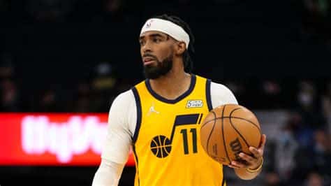 Write informative laconic excerpt under 30 words in mexican spanish for news below. Do not wrap it into quotation marks or html tags. Mike Conley podría ser intercambiado por los Jazz de Utah en el inicio de la temporada después de quedar fuera de los playoffs por una lesión en los isquiotibialesConley promedió 16.2 puntos, 6.0 asistencias, 3.5 rebotes y 1.4 robos en su segunda temporada con los JazzLos Jazz buscan reconstruir su equipo, lo cual podría incluir el traspaso de Conley,Mike Conley, base de los Jazz, podría ser intercambiado tras lesión. Equipo busca reconstruirse. Promedió 16.2 puntos, 6.0 asistencias, 3.5 rebotes y 1.4 robos.