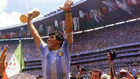 Write informative laconic excerpt under 30 words in mexican spanish for news below. Do not wrap it into quotation marks or html tags. Diego Maradona&apos;s Golden Ball trophy won for being named the best player at the 1986 World Cup will be auctioned in France on June 6, the Aguttes auction house said on Tuesday.This is the first Golden Ball to go for auction and while the value is still to be confirmed, the auction house expects it to fetch millions.- Stream on ESPN+: LaLiga, Bundesliga, more (U.S.) - Hamilton: How Maradona&apos;s &apos;Hand of God&apos; shirt got to auctionMaradona, who died in 2020, won the award after leading Argentina to World Cup victory in Mexico, scoring five goals at the finals where he captained his country and played every minute of the tournament.That tournament is probably best remembered for Maradona&apos;s two goals against England in the quarterfinals.Maradona outjumped England goalkeeper Peter Shilton by using his hand to score the first goal with a raised fist, which he later dubbed as being scored by the "Hand of God."The second was an incredible mazy slalom run from his own half, when he dribbled past five English outfield players, and was voted as the "Goal of the Century."The jersey he wore that day, along with the ball from the match, have both previously been sold at auction.After his display against England, Maradona went on to score the two goals which defeated Belgium in the semifinal and Argentina won a thrilling final 3-2 against West Germany.The Golden Ball award was introduced at the 1982 World Cup, and its list of winners include Italy&apos;s Paolo Rossi, Romario and Ronaldo of Brazil, Zinedine Zidane of France, while Argentina great Lionel Messi is the only player to have won the accolade twice.French newspaper L&apos;Equipe reported on Monday that Maradona&apos;s award had been stolen, but has resurfaced among several trophy lots in an auction room.Recently it was entrusted to Aguttes, which carried out an investigation into its provenance and managed to authenticate it as Maradona&apos;s Adidas Golden Ball trophy. ,El trofeo Balón de Oro de Diego Maradona de 1986 será subastado en Francia el 6 de junio. Aguttes estima que alcanzará millones.