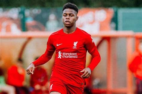 Write informative laconic excerpt under 30 words in mexican spanish for news below. Do not wrap it into quotation marks or html tags. United States youth international Keyrol Figueroa has signed a professional contract with Liverpool, the Premier League club said Tuesday.The 17-year-old forward has impressed since moving to the Merseyside club when he was 14 and has consistently scored at different age levels. Liverpool described him in a statement as a "prolific goalscorer."- Stream on ESPN+: LaLiga, Bundesliga, more (U.S.)Figueroa, who can also play as a wide attacker, scored seven goals to help the United States reach the final of the CONCACAF Under-17 Championship in 2023.He played in last year&apos;s Under-17 World Cup, where the U.S. was eliminated in the round of 16 by Germany.Having advanced through Liverpool&apos;s academy, Figueroa recently scored for the Under-18s team against Wolverhampton.Figueroa is the son of former Wigan and Honduras defender Maynor Figueroa. ,Joven estadounidense Keyrol Figueroa firma con el Liverpool. A los 17 años, el delantero se une al club de la Premier League tras destacar en divisiones menores.