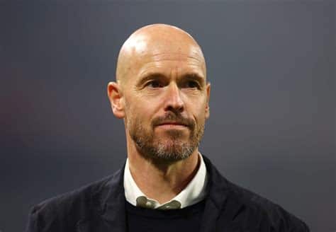 Write informative laconic excerpt under 30 words in mexican spanish for news below. Do not wrap it into quotation marks or html tags. Manchester United&apos;s owners will take their time before making a decision about Erik ten Hag&apos;s future, sources have told ESPN.Ten Hag&apos;s position as manager is at risk following a disappointing season, but new co-owner Sir Jim Ratcliffe and his INEOS team have continued to plan for the Dutchman to be in charge for the FA Cup final against Manchester City on May 25.- Stream on ESPN+: Watch FA Cup final live on May 25There is, however, an acceptance that Monday&apos;s humiliating 4-0 defeat to Crystal Palace has left the 54-year-old former Ajax boss increasingly vulnerable.The new football leadership team, including new technical director Jason Wilcox, don&apos;t want to make a "panicked" decision despite increasing pressure following the performance at Selhurst Park.Ten Hag has a contract at Old Trafford until 2025, but has been given no formal assurances that he will see out the current campaign or be in charge at the start of next season.There are fears within the club that, after United slipped to eighth in the table, the team&apos;s form is so poor that they risk further embarrassment in their remaining league games with a place in Europe on the line.United face Arsenal, Newcastle United and Brighton in the Premier League before the campaign ends with the cup final against Man City at Wembley. They will have to finish at least seventh, or win the FA Cup, to earn European football next season.Hopes of qualifying for the Champions League have already disappeared, but a place in the Europa League or Europa Conference League would provide vital funds and ease the pressure on the club&apos;s finances ahead of the transfer window.Sources have told ESPN that there is sympathy for Ten Hag, who had to field a makeshift team against Crystal Palace as he deals with a long injury list, but there is also a feeling that recent performances have been particularly alarming.United have won just two of their last 10 Premier League games, conceding 21 goals in the process.Bayern Munich have expressed an interest in Ten Hag becoming their new manager, but he has told the Germán giants his preference is to remain at United.Bayern are looking for a new coach to replace Thomas Tuchel, who will leave the Allianz Arena at the end of the season.Tuchel, who leads his team in the Champions League semifinal second leg against Real Madrid on Wednesday, is one of the names being considered by United if they cut ties with Ten Hag and have a vacancy to fill in the summer. ,Dueños de Manchester United evalúan futuro de Erik ten Hag tras derrota 4-0. Interés en FA Cup final. Riesgo si no mejora en juegos restantes.