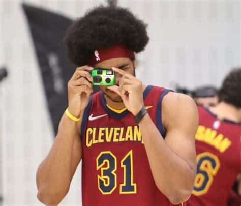 Write informative laconic excerpt under 30 words in mexican spanish for news below. Do not wrap it into quotation marks or html tags. Jarrett Allen es considerado uno de los mejores jóvenes pivotes de la liga y una pieza clave para los Cavaliers. Promedió 16.1 puntos, 10.8 rebotes y 1.3 bloqueos por partido la temporada pasada, con un impresionante 67.7% de tiros de campo. <li-La firma de un contrato a largo plazo indica que Kevin Love podría perder minutos frente al novato Evan Mobley.,El pivote Jarrett Allen destaca en los Cavaliers, Kevin Love podría ver reducidos sus minutos por el novato Evan Mobley.