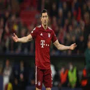 Write informative laconic excerpt under 30 words in mexican spanish for news below. Do not wrap it into quotation marks or html tags. Barcelona forward Robert Lewandowski has said he will remain at the LaLiga side next season and that they will win "many titles" going forward. Lewandowski -- who joined Barça from Bayern Munich in 2022 -- has scored 58 goals in 94 games in all competitions since his arrival. He was key in helping them win their first league title since 2019 and the Spanish Super Cup in the 2022-23 season.- Stream on ESPN+: LaLiga, Bundesliga, more (U.S.)Despite a trophyless campaign this year, Lewandowski is keen to remain at Barça and is confident they can win silverware next term."Of course, for me it is super clear. I want to win many titles with Barcelona and I am sure that next season we will be even stronger and we will also win titles," Lewandowski told Mundo Deportivo when asked about rumours of a potential exit from the Catalan club."I always want the best, not just for me, but for my teammates and I am sure that this team will win titles next season because I see what we do each day. For me that is what matters because this a club that I hold close to my heart and I want to give a lot for the team and the club."Barcelona&apos;s season has been dominated by the uncertainty surrounding coach Xavi Hernández, as well as the financial issues the club face, with suggestions they could be forced to offload players to ease their problems.There has been speculation that Lewandowski, who was runner-up for the 2021 Ballon d&apos;Or, could be one of those players, but the 35-year-old has said he wants to stay at the club.Barcelona face Sevilla in their final game of the season on Sunday, after which president Joan Laporta will meet Xavi to discuss the coach&apos;s future. ,Robert Lewandowski afirma que se quedará en el Barcelona para la próxima temporada y confía en ganar "muchos títulos" con el club catalán.