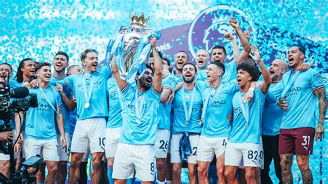 Write informative laconic excerpt under 30 words in mexican spanish for news below. Do not wrap it into quotation marks or html tags. The 2023-24 Premier League season is over -- Manchester City have won a record fourth successive title, Jürgen Klopp has vacated the stage as Liverpool manager and Manchester United have recorded their worst-ever finish in the Premier League.Arsenal nearly won the league, Tottenham fans angered manager Ange Postecoglou for wanting Spurs to lose against City and Aston Villa surprised everyone by qualifying for the Champions League.- Stream on ESPN+: LaLiga, Bundesliga, more (U.S.)But before the focus turns to a summer of international football with Euro 2024 and Copa América, it&apos;s time to look ahead to the 2024-25 Premier League season. Yes, it&apos;s a little early -- the dust is still settling on the campaign just finished -- but what better time to predict what will happen next term than with the last one still fresh in the memory?So here is the ESPN "Way Too Early Look" at next season.Man City make it five in a row Manchester City have won six of the past seven Premier League titles -- Liverpool broke that sequence in 2019-20 -- and have become the first team in English football history to win four successive league crowns.If they beat Manchester United in the FA Cup final on Saturday (9:55 a.m. ET, stream live on ESPN+), City will create more history by becoming the first club to achieve a back-to-back league and cup doubles. Pep Guardiola has steamrollered the record books since taking charge as manager in July 2016 and it&apos;s difficult to predict anything other than more success next season.Can City make it five in a row? Well, they have the strongest team, the deepest squad, the best manager and financial resources unmatched by their rivals, so they will start next season as overwhelming favourites to emerge as champions again.Arsenal will probably be their closest rivals again, having finished runners-up for two successive seasons, but Liverpool, Manchester United and Chelsea are all in a state of flux due to managerial change or uncertainty in that department. So barring an unexpected turn of events, City will win the league again.But City may also be relegatedAn unexpected turn of events, did you say? Well, here is one huge cloud hovering above City in the shape of 115 charges of financial irregularity imposed by the Premier League -- charges that City deny.Ever since the Premier League issued the charge sheet in February 2023, which covers the period between the 2009-10 and 2017-18 seasons, the football world has been waiting for City&apos;s case to be heard and it is expected to begin in the autumn, with a final resolution likely to come three to four months later.Nobody knows how it will turn out, but both Everton and Nottingham Forest suffered points deductions during the 2023-24 season (Everton eight points, Forest four points) for breaching the Premier League&apos;s financial regulations, and their wrongdoing was limited to single charges (two single charges over two seasons in Everton&apos;s case) of breaching Profit and Sustainability Rules.All options are on the table for the Premier League should City be found guilty of some or all of the charges, so penalties could range from fines to points deductions or even expulsion from the league itself.So it&apos;s a big year ahead for City. We should know their fate long before the end of next season, and if they lose their case, relegation due to a points deduction could become a shocking reality.Slot attempts to prove that Dutch managers can succeed in EnglandNobody has a bigger challenge in the Premier League next season than Arne Slot. The new Liverpool manager not only has to deliver success on the pitch, he must also somehow fill the void left by Klopp at Anfield.Slot arrives at Liverpool with a reputation for producing exciting teams that out-perform their financial budget, having done so in the Netherlands with AZ Alkmaar and Feyenoord, but the Premier League is a much tougher environment than the Eredivisie and Dutch coaches have struggled to succeed in English football.Louis van Gaal, Frank de Boer, Ruud Gullit and Ronald Koeman have all been and gone without challenging for a league title, while Erik ten Hag is struggling to survive at Manchester United after two years in the job at Old Trafford.Spanish, Italian, German and Portuguese coaches have won the Premier League, so can Slot can buck the trend with Liverpool?To do that, he must quickly convince big players like Mohamed Salah and Virgil van Dijk that he can build on Klopp&apos;s legacy and also match up to rivals such as Guardiola and Arsenal&apos;s Mikel Arteta. Slot has the personality to pull it off, but he needs to start well.Man United continue their spiral of chaosIt&apos;s now 11 years and counting since Manchester United last won the Premier League, and they haven&apos;t even challenged for the title during that time. But with the football side of the club now controlled by minority shareholder Sir Jim Ratcliffe and his INEOS group, changes behind the scenes point to a brighter future at Old Trafford.Yet the reality is that, regardless of whether Ten Hag continues as manager, the overhaul required to make United competitive again will take more than one transfer window to complete.United have so many issues to address in the team that it will be a painstaking process and next season will be another year of disappointment.The rebuild has to start somewhere and it is likely to begin this summer, but United have a mediocre squad and, right now, a mediocre manager, so don&apos;t expect them to challenge for the top four.The 2024-25 season promises to be a breakthrough year for some of the brightest young players in the Premier League.Adam Wharton has been a revelation for Crystal Palace since arriving at Selhurst Park in an £18 million transfer from Blackburn in January, and the 20-year-old midfielder will only build on his progress next season. Liverpool&apos;s Jarell Quansah, 21, has shown enough in recent months to suggest he can nail down a role as Van Dijk&apos;s defensive partner.Oscar Bobb is another one to watch at Manchester City, where the 20-year-old attacking midfielder is slowly establishing himself in Guardiola&apos;s squad. Bobb could become a more regular performer next season.And after some impressive displays for Newcastle United early last season, 18-year-old Lewis Miley can become a first-team regular in Eddie Howe&apos;s team at St James&apos; Park, despite his young age.Arsenal knock on the door, againArsenal have now finished runners-up for two successive seasons, but they don&apos;t have the look of being a "nearly team."This Arsenal side under Arteta is developing fast and they could make it third time lucky in the league next season, depending on their summer recruitment.But Arsenal look set to be City&apos;s most likely challengers again, and the heartbreak of going so close this time around will make a difference next season.The past two years have seemed like an exciting ride for the Gunners&apos; young squad, but there is a sense now that they are developing a harder edge through disappointments and it could lead to a greater focus on winning next year.So no more cameras and selfies on the pitch next season, just a determination to go one better. They can do, but they have to do it from day one.Chelsea gonna ChelseaHow do you predict the year ahead for Chelsea when those in charge seem to have an aversion to sticking to a long-term plan?The Stamford Bridge side are now looking for their fifth manager since the Todd Boehly/Clearlake Capital consortium bought the club in May 2022, having parted company with Mauricio Pochettino following the end of the season, despite the former Tottenham coach guiding the team to sixth place and European qualification.So with so much upheaval over the past two years, it appears inevitable that next season will see more of the same. It will be chaos rather than calm as yet another new manager attempts to succeed with a talented, but way too inexperienced, squad.Chelsea want a coach who will march in step with the owners&apos; tune, but the best coaches are those who challenge their bosses when they need to and command the respect of their players for being strong enough to do so.Right now, what&apos;s best for the team is incompatible with what is best for the owners, so just as Chelsea looked to be getting it right under Pochettino, expect another season of drama next year. ,¡El Manchester City gana su cuarto título consecutivo en la Premier League! Klopp se va de Liverpool, el Man United sufre su peor posición histórica. ¡La próxima temporada se vislumbra emocionante!