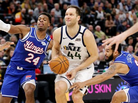 Write informative laconic excerpt under 30 words in mexican spanish for news below. Do not wrap it into quotation marks or html tags. - Bojan Bogdanovic, jugador de baloncesto, ha sido traspasado a los Pistons de Detroit. - Los Jazz de Utah realizaron el traspaso de Bogdanovic a los Pistons. - Aunque Bogdanovic ha sido un anotador constante en los últimos años, los Jazz decidieron vender sus activos veteranos y traspasaron al jugador.,Bojan Bogdanovic traspasado a los Pistons de Detroit. Los Jazz de Utah deciden vender activos veteranos.