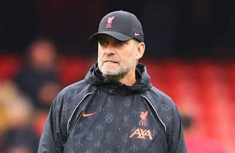 Write informative laconic excerpt under 30 words in mexican spanish for news below. Do not wrap it into quotation marks or html tags. Former Liverpool manager Jürgen Klopp criticised several of the club&apos;s rivals during a "Danke, Jürgen" farewell event on Tuesday, appearing to aim digs at Manchester City&apos;s alleged financial rules breaches, Chelsea&apos;s owners and Manchester United&apos;s handling of Jadon Sancho.Klopp returned to the city for the send-off event at Liverpool&apos;s M&S Bank Arena, nine days after his final match in charge -- a 2-0 victory over Wolves at Anfield.- Stream on ESPN+: LaLiga, Bundesliga, more (U.S.)The 56-year-old won seven major trophies during his nine-year tenure, lifting the Champions League in 2019 and the Premier League title in 2020. But Liverpool were also pipped to the title by a single point by City on two occasions.City have been charged with 115 breaches of the Premier League&apos;s financial rules, with the league&apos;s CEO Richard Masters saying on April 26 that the hearing over City&apos;s alleged breaches will take place in the "near future.""You leave this club having won the Premier League once," one of the event&apos;s hosts, comedian John Bishop, said. "There could be a court decision that means you&apos;ve won the Premier League three times..." Klopp interrupted: "If you organise a bus parade, I&apos;m in! How long it takes I don&apos;t care."Klopp also said that he had no regrets over Liverpool not signing star players such as Kylian Mbappé, Jude Bellingham and Erling Haaland as it is not the "Liverpool way.""Can you imagine LFC as the club with unlimited money?" Klopp said. "Imagine Kylian Mbappé came here. Imagine Bellingham came here, Haaland. It is not us, it just does not fit. We won what we won and we did it the Liverpool way. We had hard conversations and other clubs didn&apos;t do that in the same time."Klopp said that he felt supported by Liverpool&apos;s owners during his time at the club and added that he felt that he would not have been shown as much faith at some other teams. "We should be really happy that we have these owners and not guys who bought London clubs and other stuff," the German coach said. "I wouldn&apos;t have survived a year at Liverpool [with them in charge]."&apos;Great development but not good enough, sack him!&apos; A year later: &apos;Sack him.&apos; Then finally they play football where people think they might be back and they sack the manager anyway."People always think the grass is greener but we have owners who really feel responsible for the club and work really hard as well to be successful. I felt supported. We did it as good as we could have done and I&apos;m fine with it."Klopp also appeared to criticise United&apos;s treatment of Sancho, who joined the team from Borussia Dortmund in 2021, before falling out with head coach Erik ten Hag and re-joining the German club on loan last summer."If the whole world loses trust and faith in the player, the manager has to be the one behind the player," Klopp said."I cannot just buy into that, &apos;he&apos;s useless,&apos; like other clubs did by the way, buying a player for £80 million ($102m) and then sending him out on loan." ,El exentrenador del Liverpool, Jürgen Klopp, criticó a varios rivales del club durante un evento de despedida el martes, apuntando a presuntas infracciones financieras, propietarios y trato de Manchester United hacia Jadon Sancho.