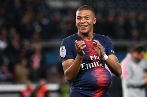 Write informative laconic excerpt under 30 words in mexican spanish for news below. Do not wrap it into quotation marks or html tags. Kylian Mbappé is widely expected to fulfill his life-long dream and join Real Madrid this summer, but the forward has said he would love to play for AC Milan one day.Mbappé said he cheered for Milan as a child in Paris and revealed his fandom of the club continues to this day.- Stream on ESPN+: LaLiga, Bundesliga, more (U.S.)"You never know what can happen," Mbappé told Sky Italia. "When I was a kid I was a fan of Milan. I always said that if I come one day to Italy, I&apos;m going to play for Milan. I watch always the Italian league, every game of Milan."I was in Paris. I&apos;m going to have a new club now. I&apos;m really happy with what I have now."Mbappé played his last game for PSG after seven years at the club in Saturday&apos;s 2-1 win at Lyon in the French Cup final."I have many dreams, to win every trophy possible," he said. "But now, with the experience, it&apos;s more to give emotion to all the people that watch me, who have followed me since I&apos;m a young guy ... I want them to have the feeling that they say when they watch me play, &apos;ok, we enjoyed watching Kylian play.&apos; That is my objective now."Mbappé&apos;s next opportunity to win silverware will come with France at this summer&apos;s European Championship in Germany, where he said he is "hungry" to add to his sparkling international career.Mbappé has already lifted the 2018 World Cup with France and scored a hat trick in the 2022 World Cup final but lost on penalties to Argentina.France were knocked out at the round of 16 at Euro 2020, but Les Bleus are among the favourites this summer."The dream is always the same, it is to win," Mbappé said. "We were in the World Cup final two years ago and the normal objective is to go there and win. It&apos;s not going to be easy, there are many teams. We are really hungry and we want more."We want to be part of the history of our country. I have one World Cup, the [2020-21] Nations League and I&apos;m missing only the Euro. If I win it, I will have won everything with the national team. I really want to write the history of my national team."France open their campaign against Austria on June 17. They also face the Netherlands and Poland in Group D. ,Kylian Mbappé sueña con unirse al Real Madrid, pero anhela jugar en el AC Milan. Tras dejar el PSG, se prepara para la Eurocopa con Francia.