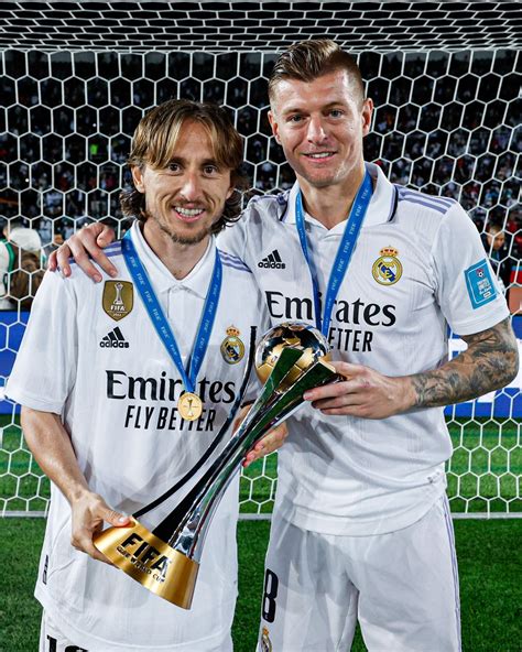 Write informative laconic excerpt under 30 words in mexican spanish for news below. Do not wrap it into quotation marks or html tags. The last time we will see Toni Kroos in a Real Madrid shirt will be at Wembley on June 1, when his club take on Borussia Dortmund in the Champions League final. Kroos will retire from football after the European Championships this summer, he has announced.His deal at the Bernabeu was due to expire on June 30, but many assumed he&apos;d stick around, especially because he played such a big part in Madrid&apos;s run to the LaLiga title, and in pushing past Bayern Munich and Manchester City in Europe.But no. Kroos and Real Madrid are moving on. And you wonder how his adios will impact the man who stood side-by-side with him in the Madrid midfield for 10 years, including four (possibly soon five) Champions League titles, four LaLiga crowns and a Copa del Rey: Luka Modric.Modric&apos;s tribute to Kroos on social media -- a three-world caption, "That was fun," with a photo of the pair hugging -- can be read as a mere thank you, or as an acknowledgement that it&apos;s over for him as well. Modric&apos;s contract is also up on June 30, and he too met with club officials in the past few days.- Stream on ESPN+: LaLiga, Bundesliga & more (U.S.) - Read on ESPN+: The USMNT&apos;s 120-player depth chartUnlike Kroos -- who had made it clear that Madrid would be his last stop -- Modric is reportedly open to continuing elsewhere if he doesn&apos;t get the sort of contract extension he wants. And while the ways of Real Madrid president Florentino Pérez are infinite and sometimes unexpected, it&apos;s possible Modric could also be on his way after 12 years at the club. (Sources tell ESPN he&apos;s still keen to remain in Madrid until retirement, though nothing is yet decided.) The midfielder turns 39 years old in September and his minutes were sharply curtailed this season -- he didn&apos;t start a single Champions League knockout game for Madrid.With Kroos moving on and Modric&apos;s status uncertain -- along with another stalwart, Nacho, whose tenure is even longer given he joined the club as an 11-year-old -- it would mark the end of an era.Coach Carlo Ancelotti, who excels at squeezing production out of veterans, most likely would have liked all three -- and especially Kroos -- to stay for another year. The fans, no doubt, will be teary and emotional. But the fact is, this is the right time to turn the page -- and do so with another LaLiga title and maybe another Champions League and plenty of goodwill. All three players are going out at or near the top, and that makes a difference because legends who leave a year too late always hurt more than ones who leave a year too early.There&apos;s a financial angle to this as well. Kroos and Modric are among the club&apos;s highest earners, costing more than $50 million a year between them. That goes a long way towards covering what it will cost -- in terms of salary, signing bonus and commissions -- to secure this summer&apos;s marquee free agent, Kylian Mbappé, who (everybody seems to agree) is on his way to the Spanish capital from Paris Saint Germain.For all the glitz, glamour and bling of Real Madrid, there&apos;s a financial discipline to the club. They have been profitable every single year since 2003 (even during COVID) for a reason: they&apos;re more careful with throwing money around than most of their big-club peers.Yet this summer promises to be an expensive one. It&apos;s not just Mbappe -- Madrid will likely add one fullback (Ferland Mendy is one year away from free agency and could move on), or maybe two (Dani Carvajal and Lucas Vázquez will be 32 and 33 at the start of next season).With Nacho gone, their centerback corps will consist of 31-year- old Antonio Rüdiger, 32-year-old David Alaba (out since December with a cruciate injury) and Éder Militão, himself only recently back from an ACL tear. That means you&apos;ll probably need another central defender too -- though if it&apos;s a versatile guy who can also play rightback, then you might not need the extra fullback.Then there&apos;s midfield, where Kroos and Modric leave a void in terms of quality and experience. The good news is that Jude Bellingham (20), Eduardo Camavinga (21), Aurélien Tchouaméni (24), Fede Valverde (25) and Dani Ceballos (27) all have plenty of years left of quality.But unless you&apos;re going to play some funky 4-2-4 scheme (and, heck, you may have to if you want to shoe-horn all your talented attackers on the pitch) five central midfielders aren&apos;t enough. Especially if many are often asked to deputize elsewhere: Camavinga at left back, Tchouameni at centerback, Valverde on the right wing. Somebody else will need to come on board, if only in terms of depth.All told, in addition to Mbappe (and Endrick, assuming they decide not to leave him at Palmeiras on loan a little bit longer), you&apos;d expect another three or four new signings at the club. Two of them you imagine would need to be starter quality (and, therefore, cost starter money), if not straight away then within a year or two.All of which could add up to Real Madrid&apos;s biggest transfer summer in years, probably since 2019 when they picked up Eden Hazard, Luka Jovic, Mendy, Militão and Rodrygo.Sad as it is to see Kroos (and Modric) go, it&apos;s going to be a whole heck of a lot easier to make it work and to have the flexibility needed in terms of both playing time and salaries, without the pair of legends who underpinned the last great Madrid era.But don&apos;t fret. There are plenty of guys already on board (and more on the way) to write the next chapters. ,El mediocampista alemán Toni Kroos se retirará después de la Eurocopa, dejando atrás una década en el Real Madrid junto a Luka Modric. Modric también evalúa su futuro en el club.