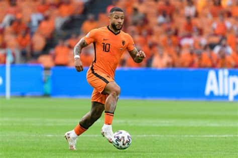 Write informative laconic excerpt under 30 words in mexican spanish for news below. Do not wrap it into quotation marks or html tags. Netherlands coach Ronald Koeman will gamble on the fitness of key midfielder Frenkie de Jong and forward Memphis Depay after including the duo in his final 26-man selection for the European Championship in Germany on Wednesday.Both have been struggling with injuries of late but with UEFA having extended squad sizes from 23 to 26 players for the June 14-July 14 finals, it is a risk worth taking for Koeman as he seeks to win a first continental title with the side since 1988, a tournament he played in.- Stream on ESPN+: LaLiga, Bundesliga, more (U.S.)There is no place for the uncapped left-back Ian Maatsen, who will feature for Borussia Dortmund against Real Madrid in the Champions League final on Saturday and had been expected to be part of the squad.Quinten Timber and goalkeeper Nick Olij also miss out, along with injured Atalanta midfielder Marten de Roon, providing an opportunity for Liverpool&apos;s Ryan Gravenberch to make a return to the team for the first time in over a year.Netherlands Euro 2024 squad:Goalkeepers: Justin Bijlow (Feyenoord), Mark Flekken (Brentford, England), Bart Verbruggen (Brighton)Defenders: Nathan Ake (Manchester City, England), Daley Blind (Girona FC, Spain), Stefan de Vrij (Inter Milan, Italy), Lutsharel Geertruida (Feyenoord), Denzel Dumfries (Inter Milan, Italy), Matthijs de Ligt (Bayern Munich, Germany), Jeremy Frimpong (Bayer Leverkusen, Germany), Micky van de Ven (Tottenham Hotspur, England), Virgil van Dijk (Liverpool, England)Midfielders: Frenkie de Jong (Barcelona), Ryan Gravenberch (Liverpool), Teun Koopmeiners (Atalanta), Tijjani Reijnders (AC Milan), Jerdy Schouten (PSV Eindhoven), Xavi Simons (RB Leipzig), Joey Veerman (PSV Eindhoven), Georginio Wijnaldum (Al Ettifaq)Forwards: Steven Bergwijn (Ajax), Brian Brobbey (Ajax), Memphis Depay (Atlético Madrid), Cody Gakpo (Liverpool), Donyell Malen (Borussia Dortmund), Wout Weghorst (TSG Hoffenheim, Germany). ,El entrenador de Países Bajos, Ronald Koeman, arriesgará con la condición física de Frenkie de Jong y Memphis Depay en la Euro 2024 en Alemania.